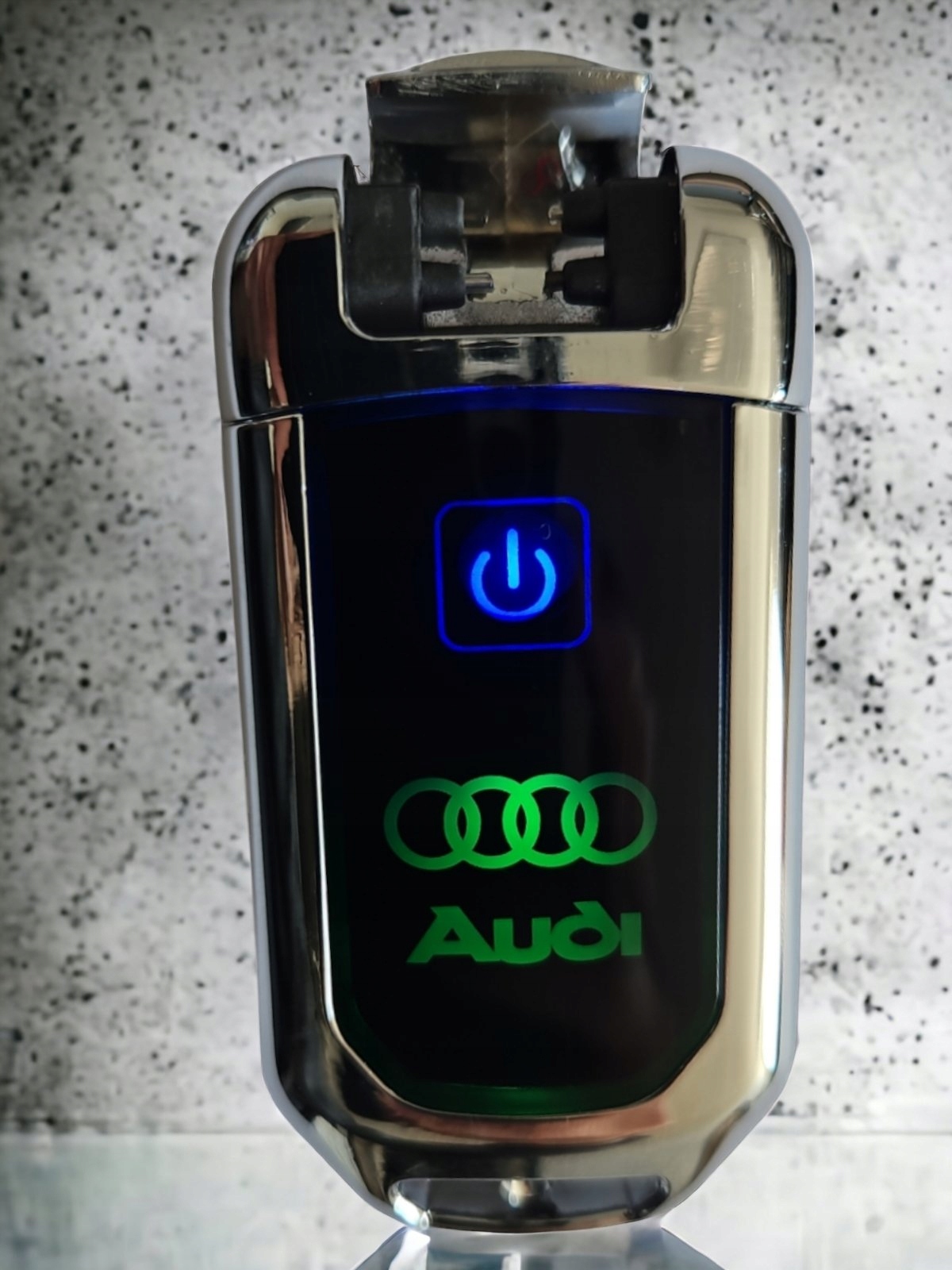 BRELOK SAMOCHODOWY AUDI ZAPALNICZKA LED RGB PUDEŁKO NA PREZENT Z KOKARDA Długość (cm) 6.6 cm