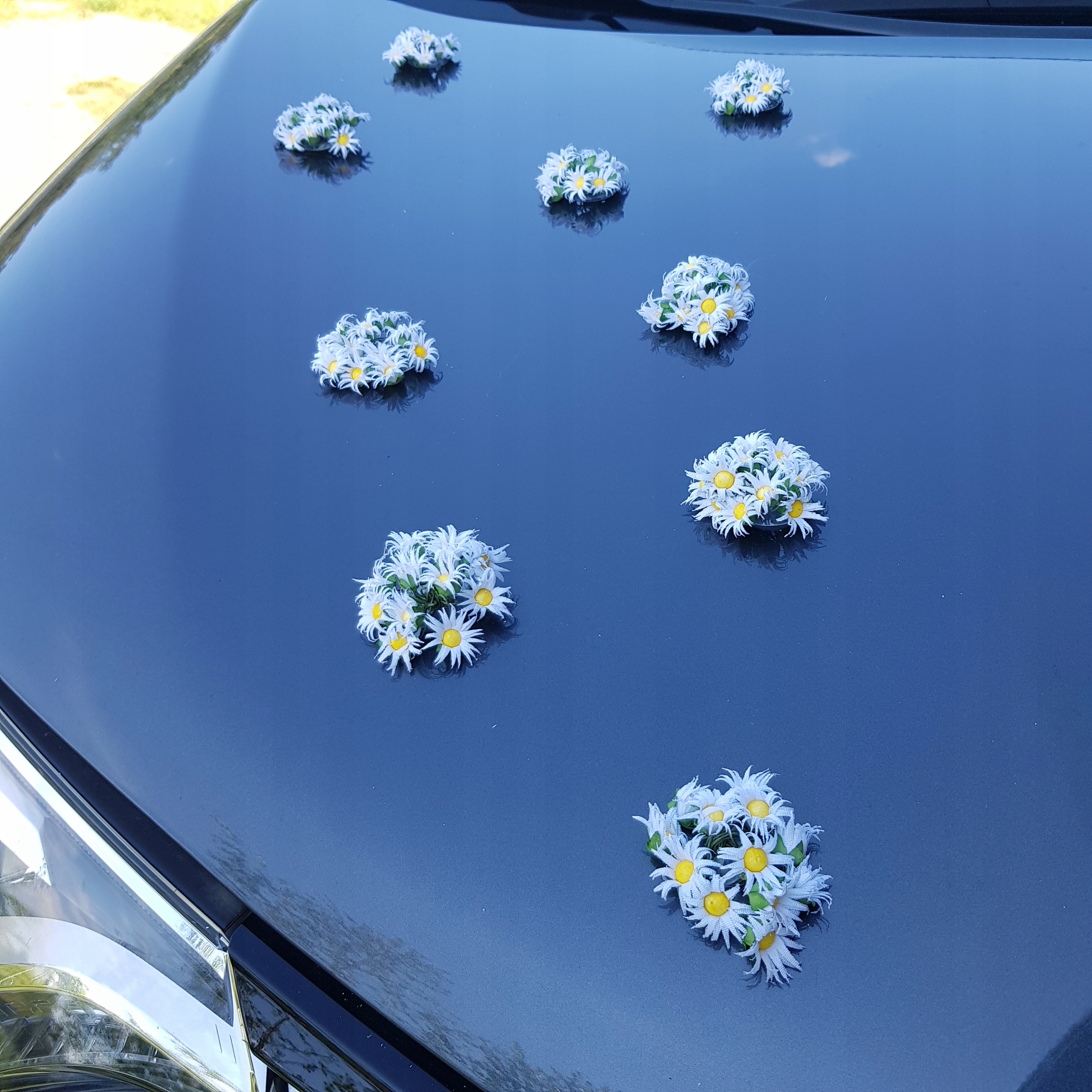 

Dekoracja samochodu auto ślub stokrotki białe