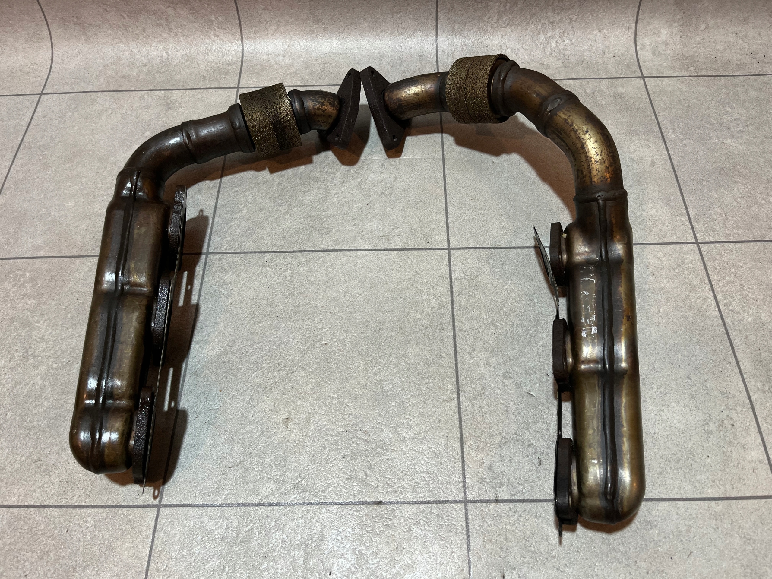 A6421420002 6421420002 - MERCEDES OM642 ВЫПУСКНОЙ КОЛЛЕКТОР ЛЕВЫЙ ЗДОРОВЫЙ