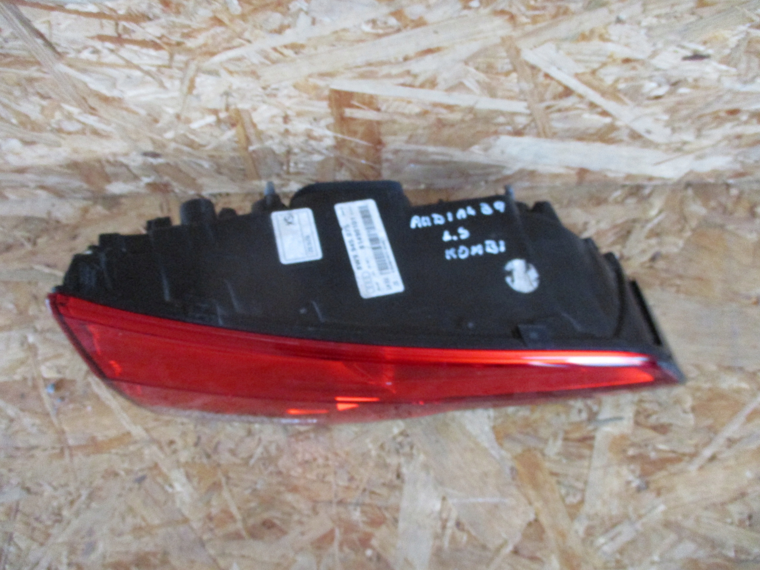 AUDI A4 B9 KOMBI light left rear to the bonnet