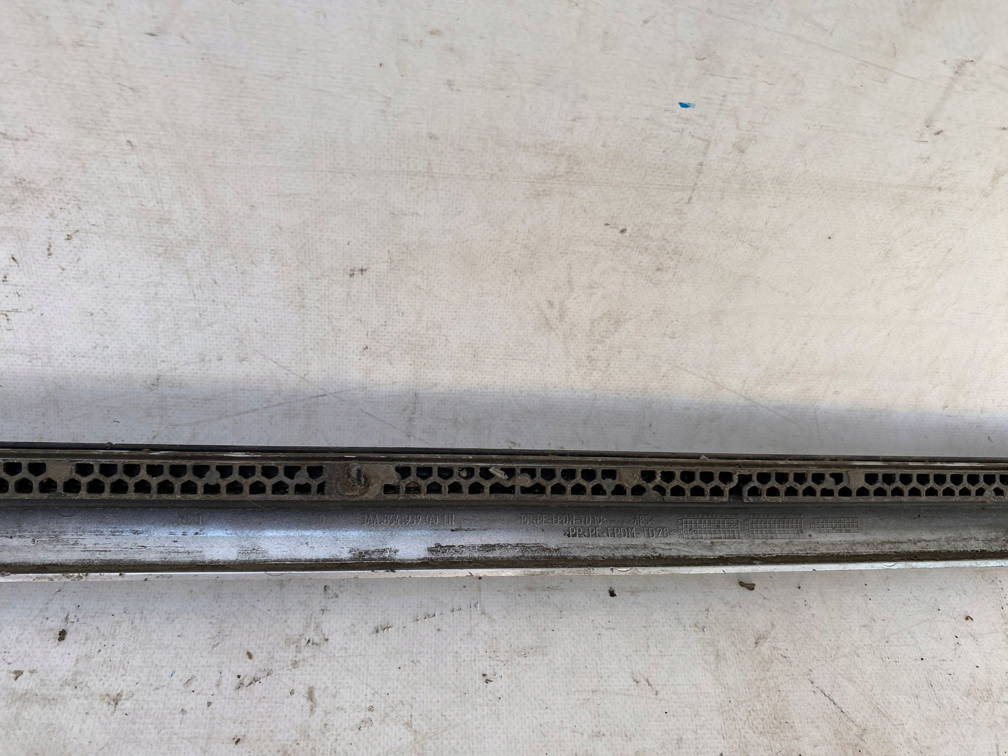 VW PASSAT B7 14- moulding door front left 3AA854939A