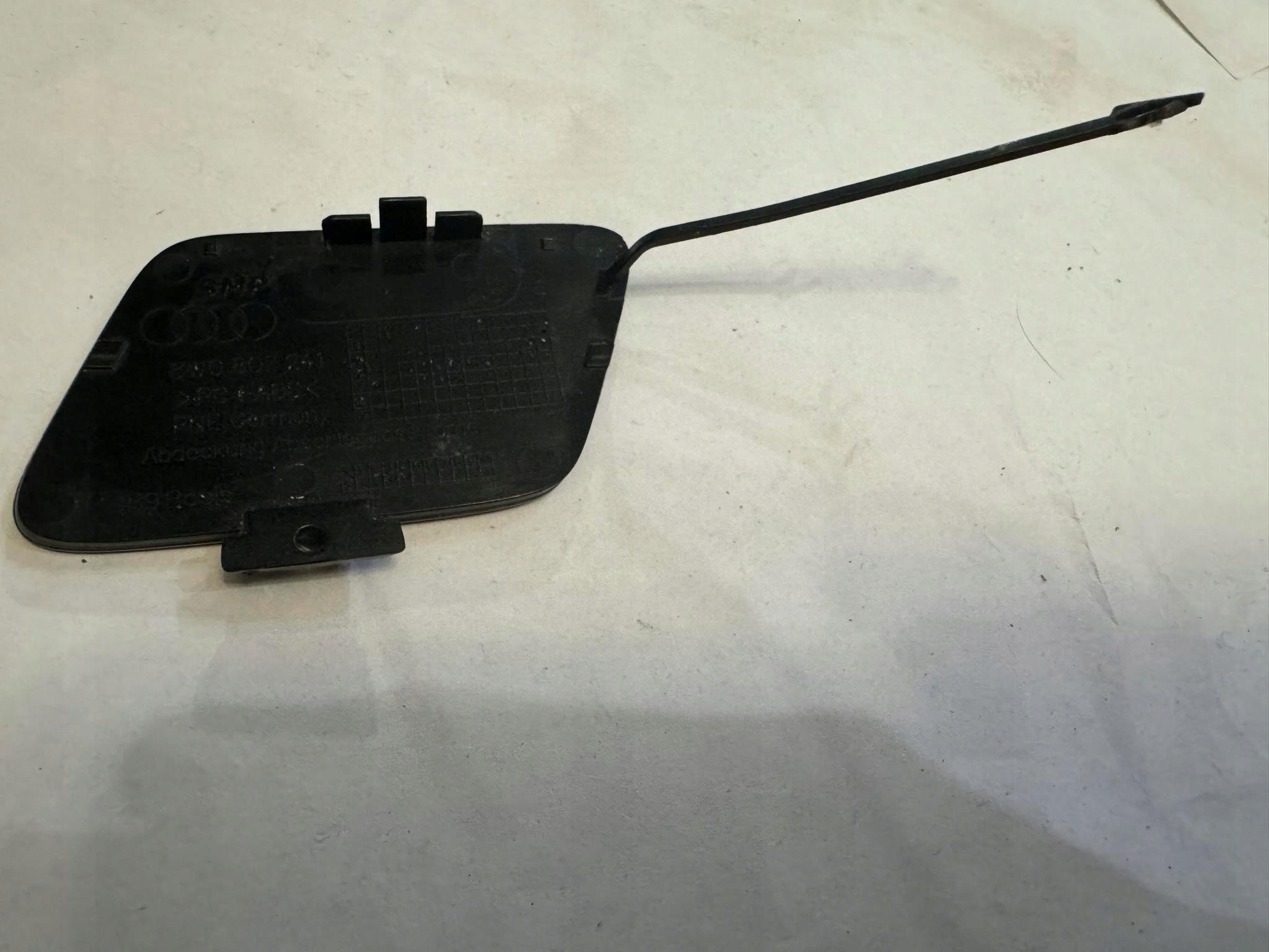 AUDI A4 B9 14-18r. -> Abschleppöse der Stoßstange vorne 8W0807241