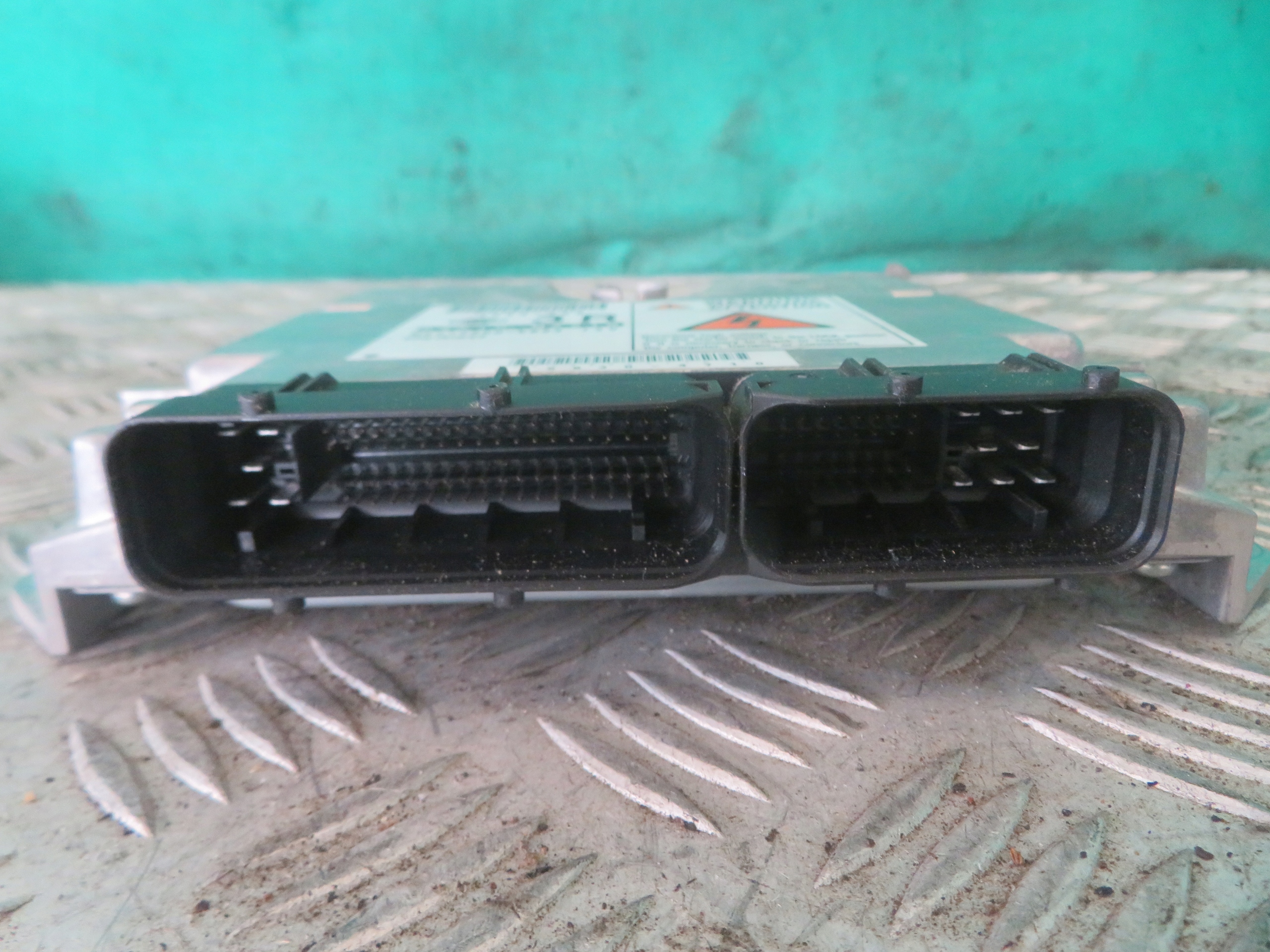 computer control unit of the engine NISSAN CABSTAR 2.5 07R MB275800-6893