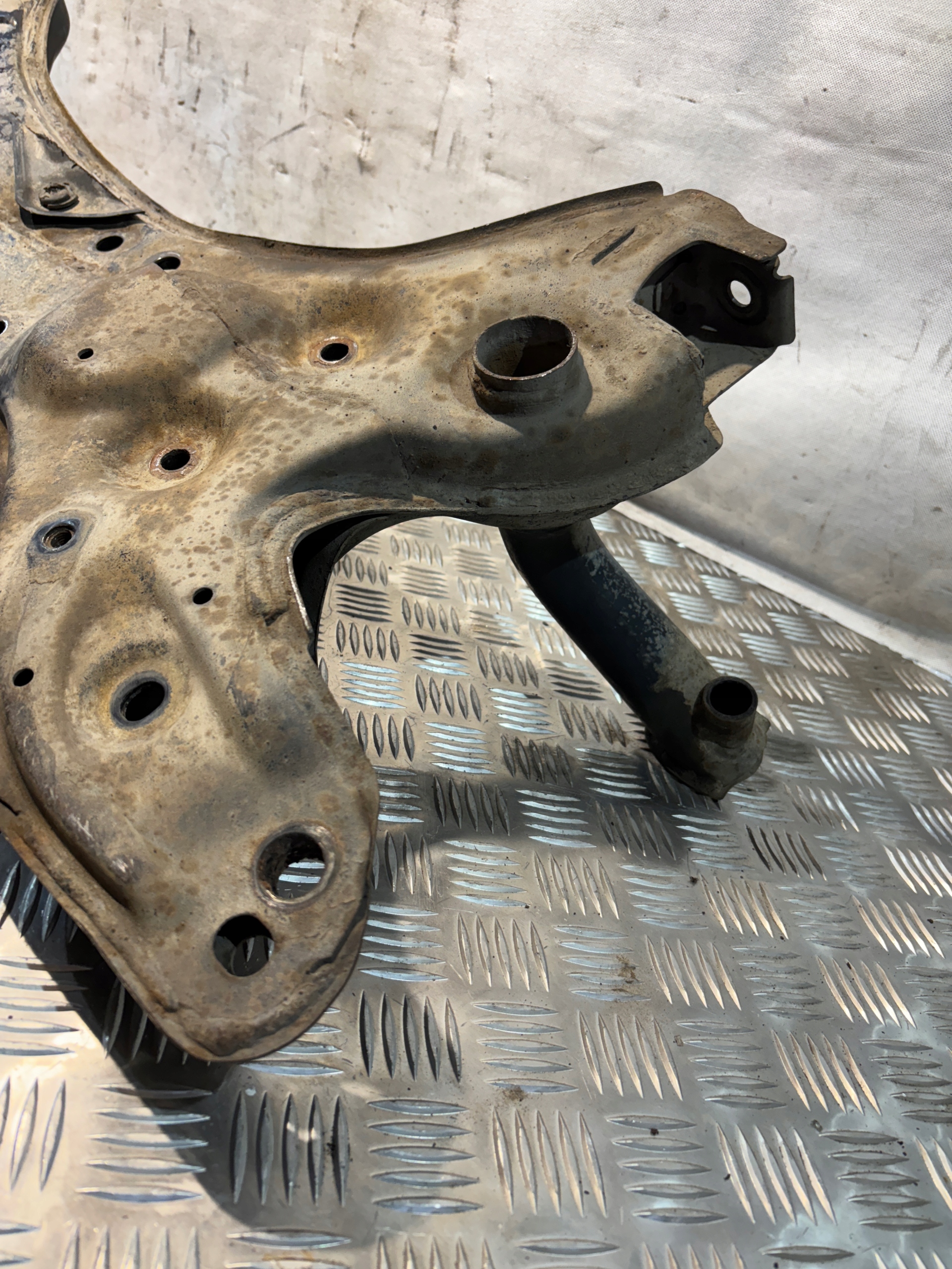 subframe axle beam front Toyota Yaris and 1 1,4 DI
