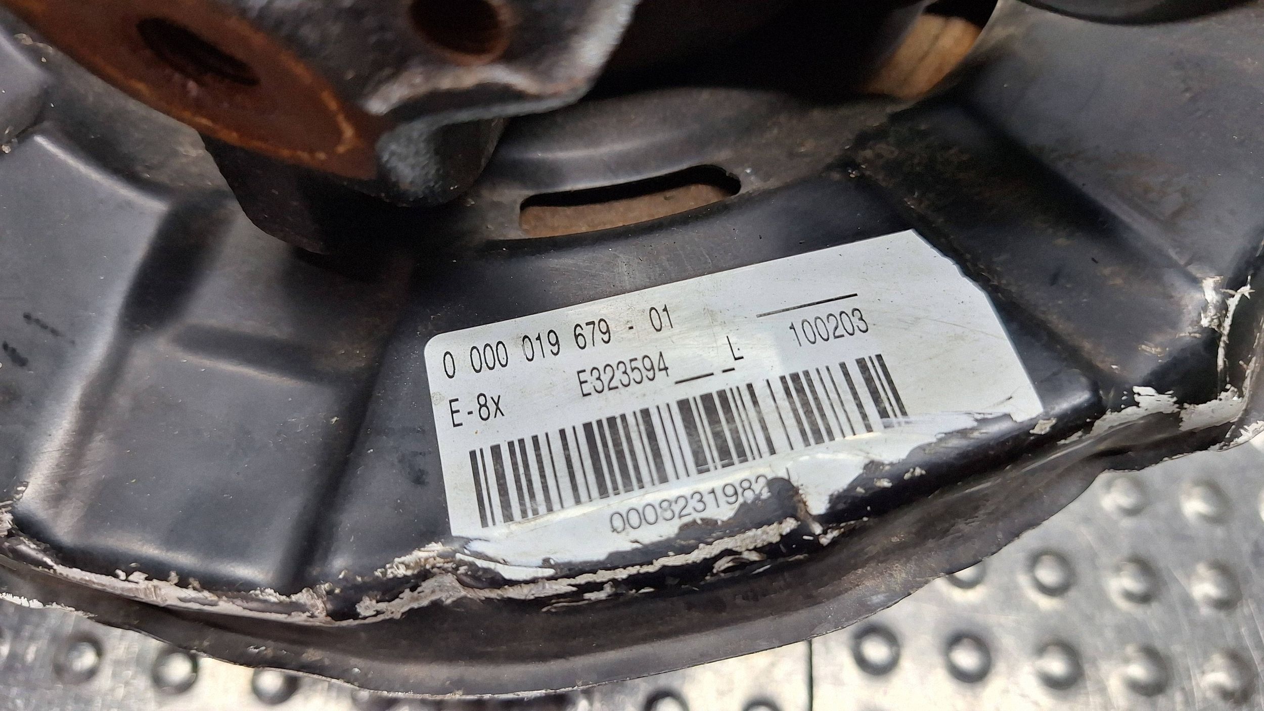 otoč čepu levý záď 6761579 BMW 1 E81 E87 E88 3 E90 E91 E92