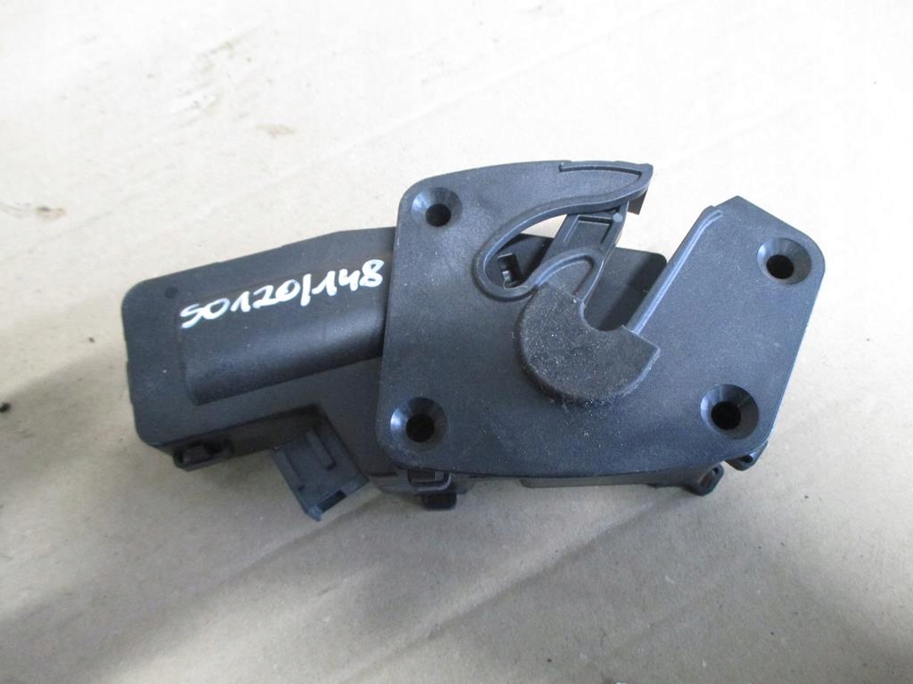 SUPERB II ZAMEK KLAPY PRAWY 3T0827300B