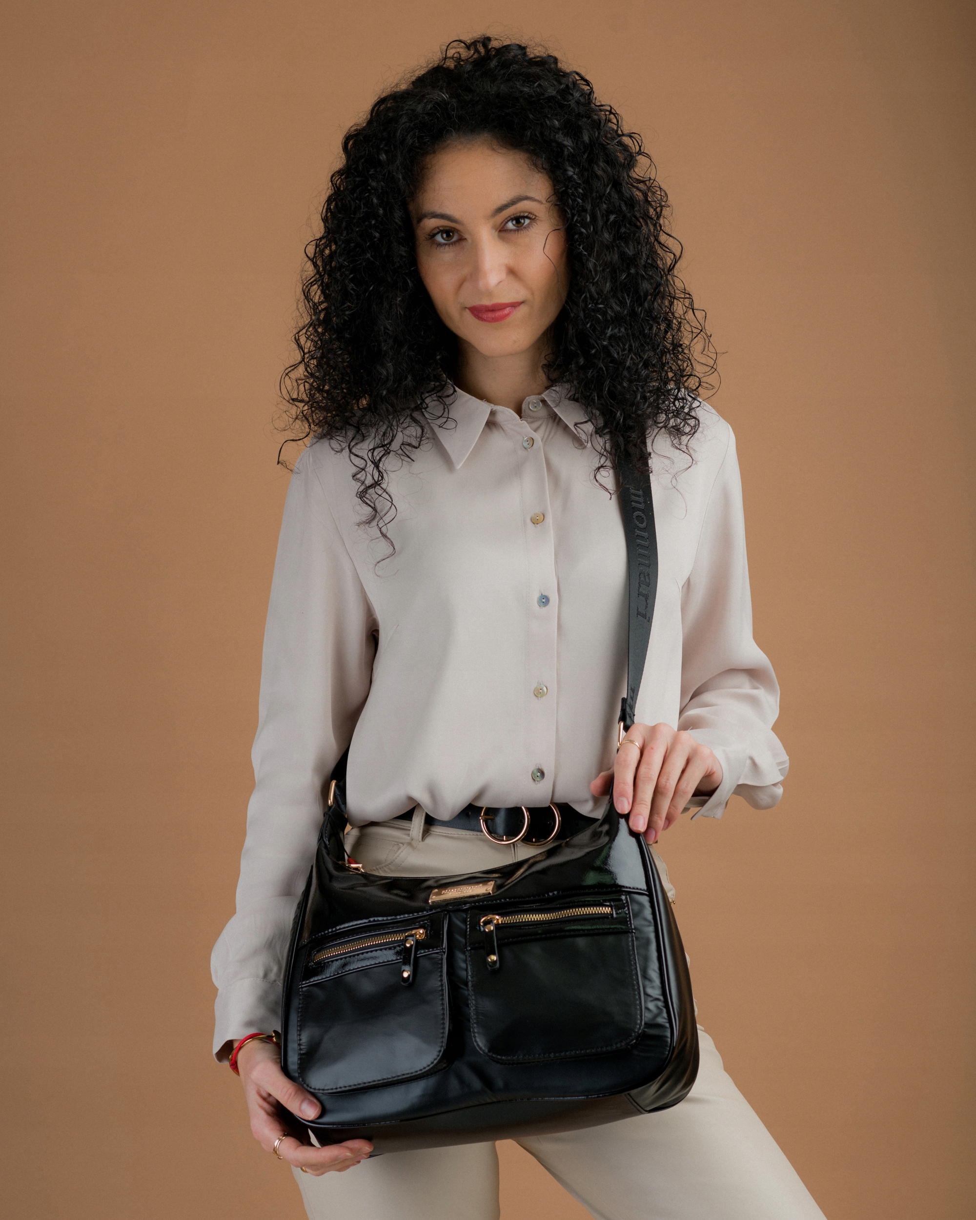 Monnari Torebka Kuferek Listonoszka Sportowy black Kolor okuć złoty