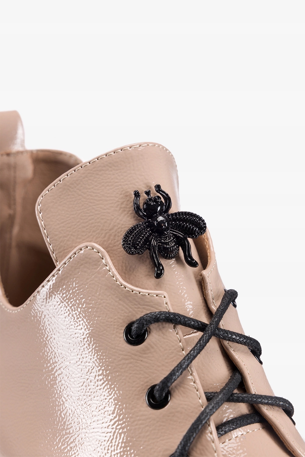 BOTKI DAMSKIE LAKIEROWANE Z MODNĄ OZDOBNĄ MUCHĄ WYCIĘCIA PO BOKACH r 41 Kod producenta 7078180000410