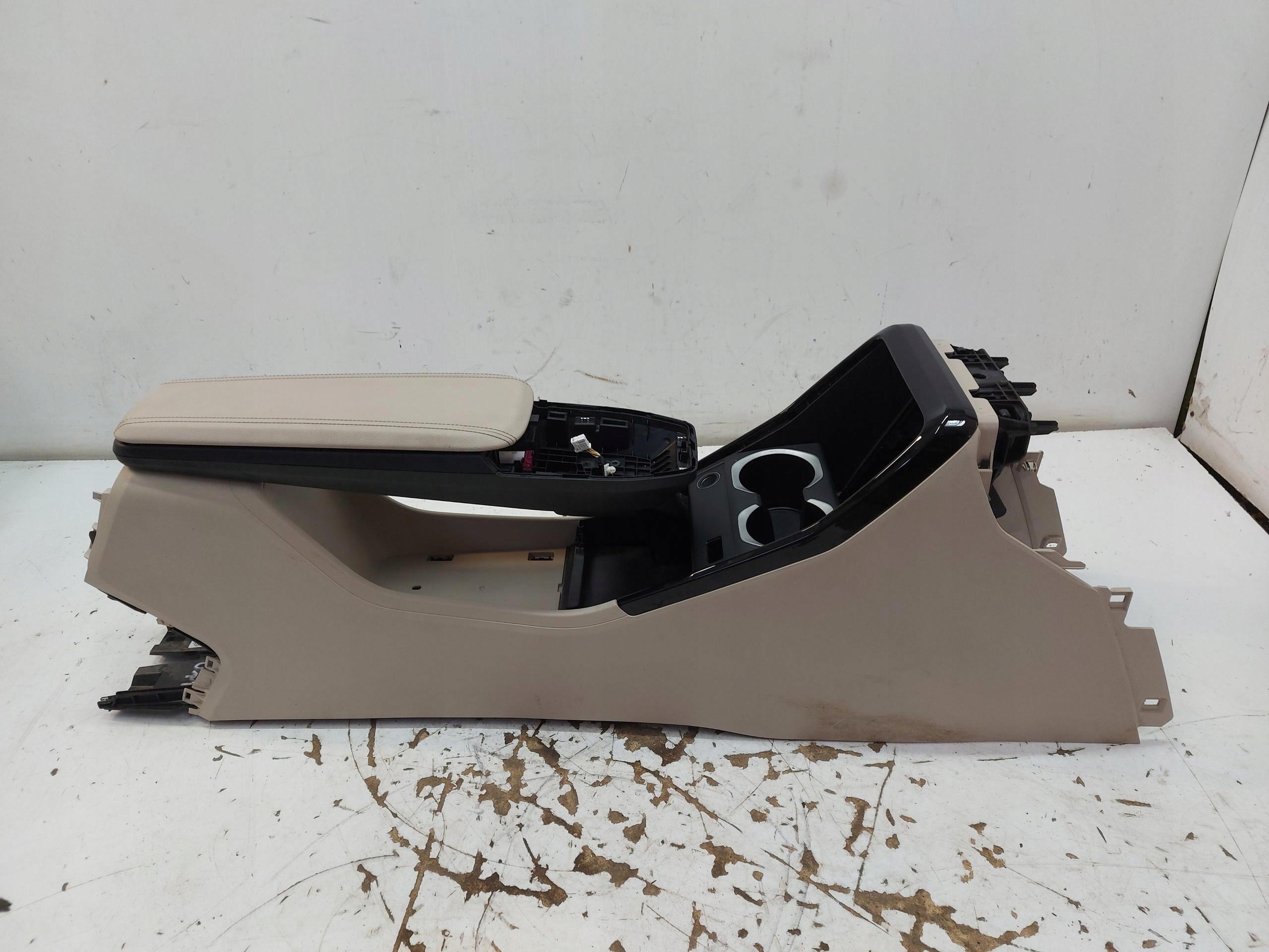 BMW iX1 X1 U11 armrest tunel central UK RHD