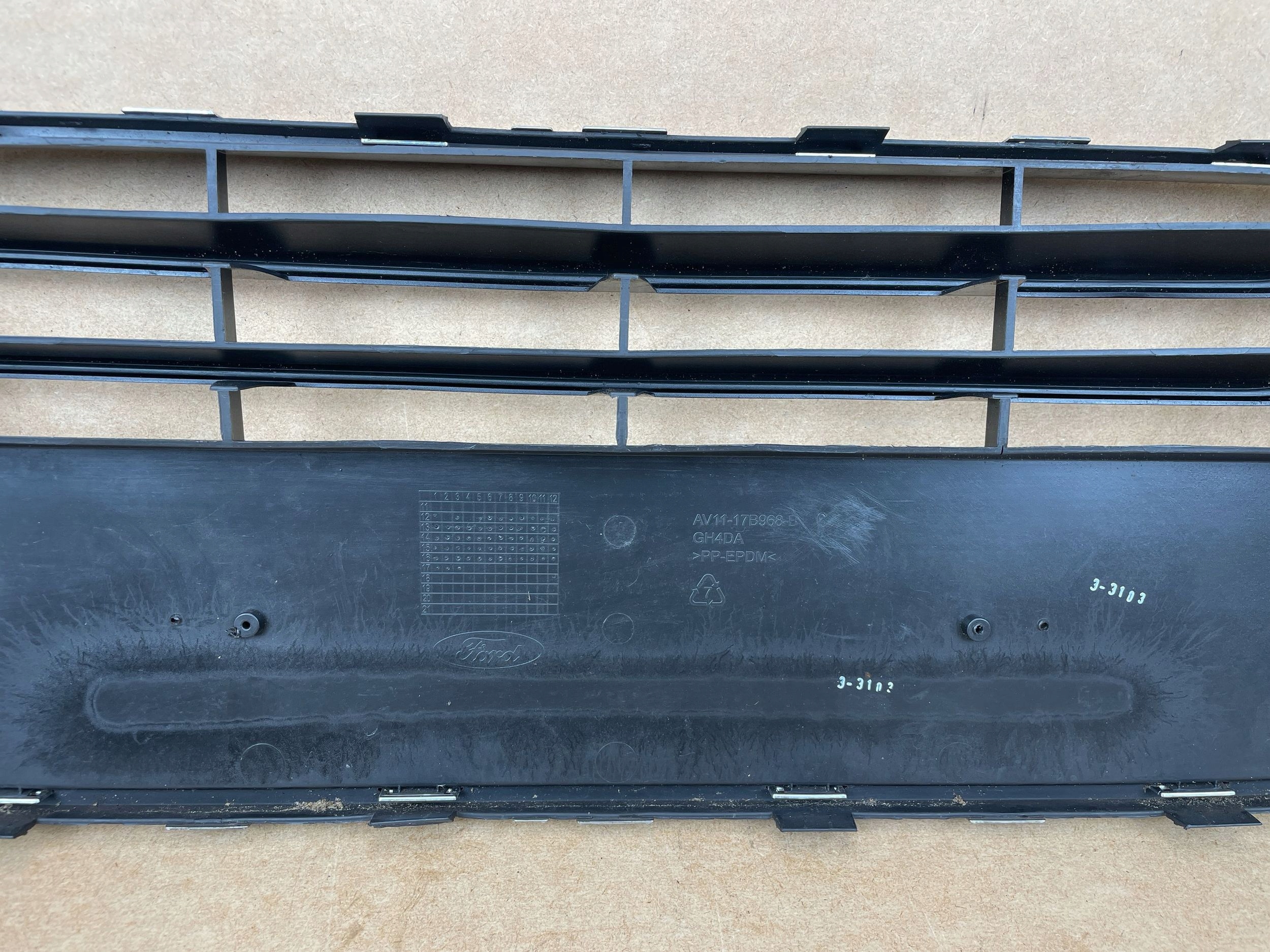 Grill mitte der Stoßstange vorne FORD B-MAX 2012-2017 AV11-17B968-B