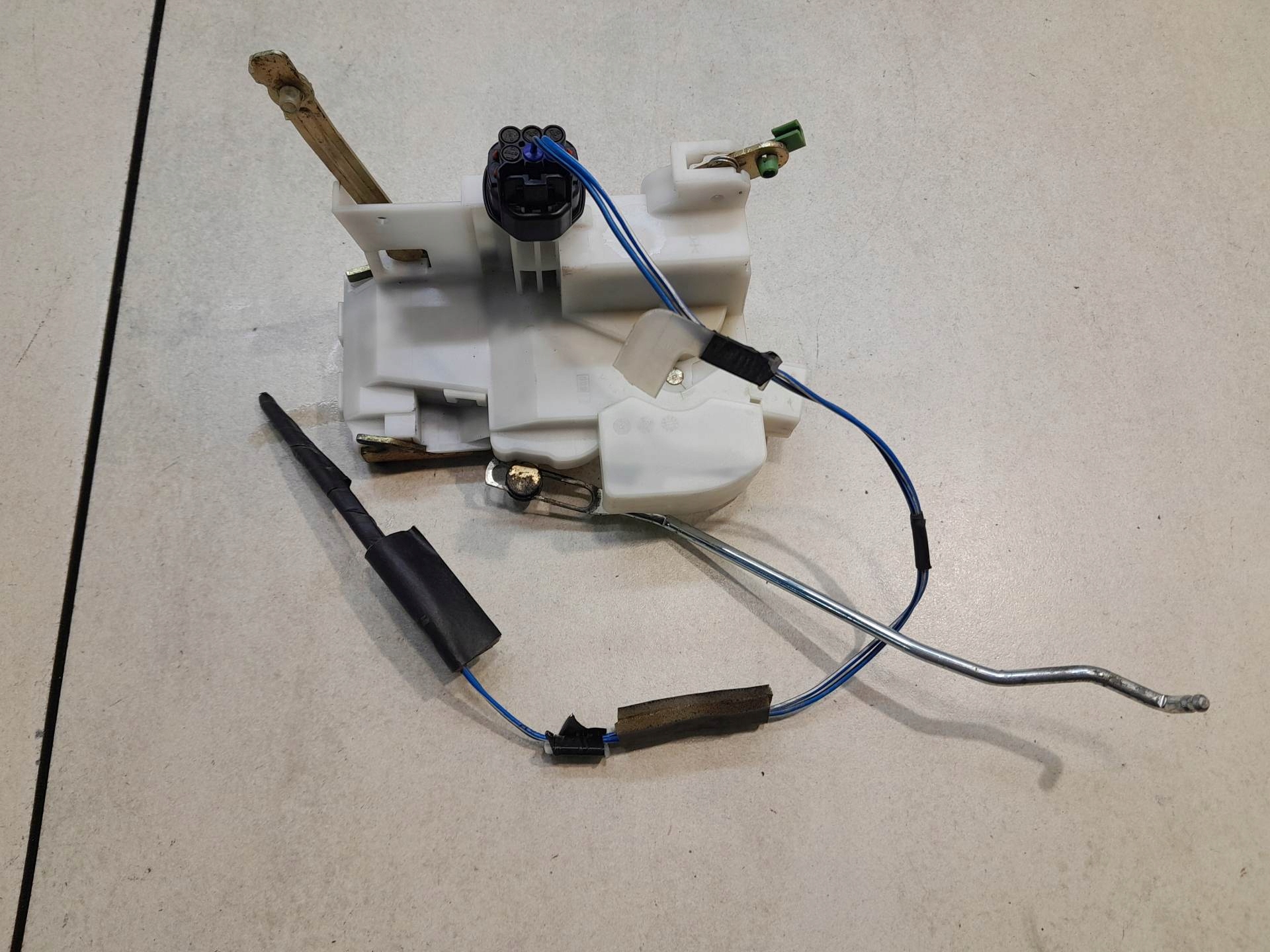 lock door right front TOYOTA AVENSIS T22