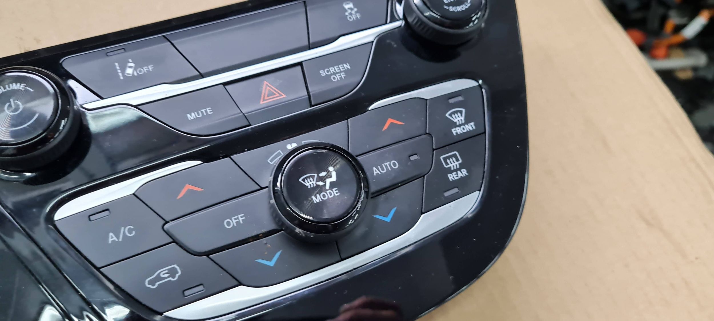 Chrysler Pacifica 2022 control panel changes of the gear PRZYCISKI P68608632AA