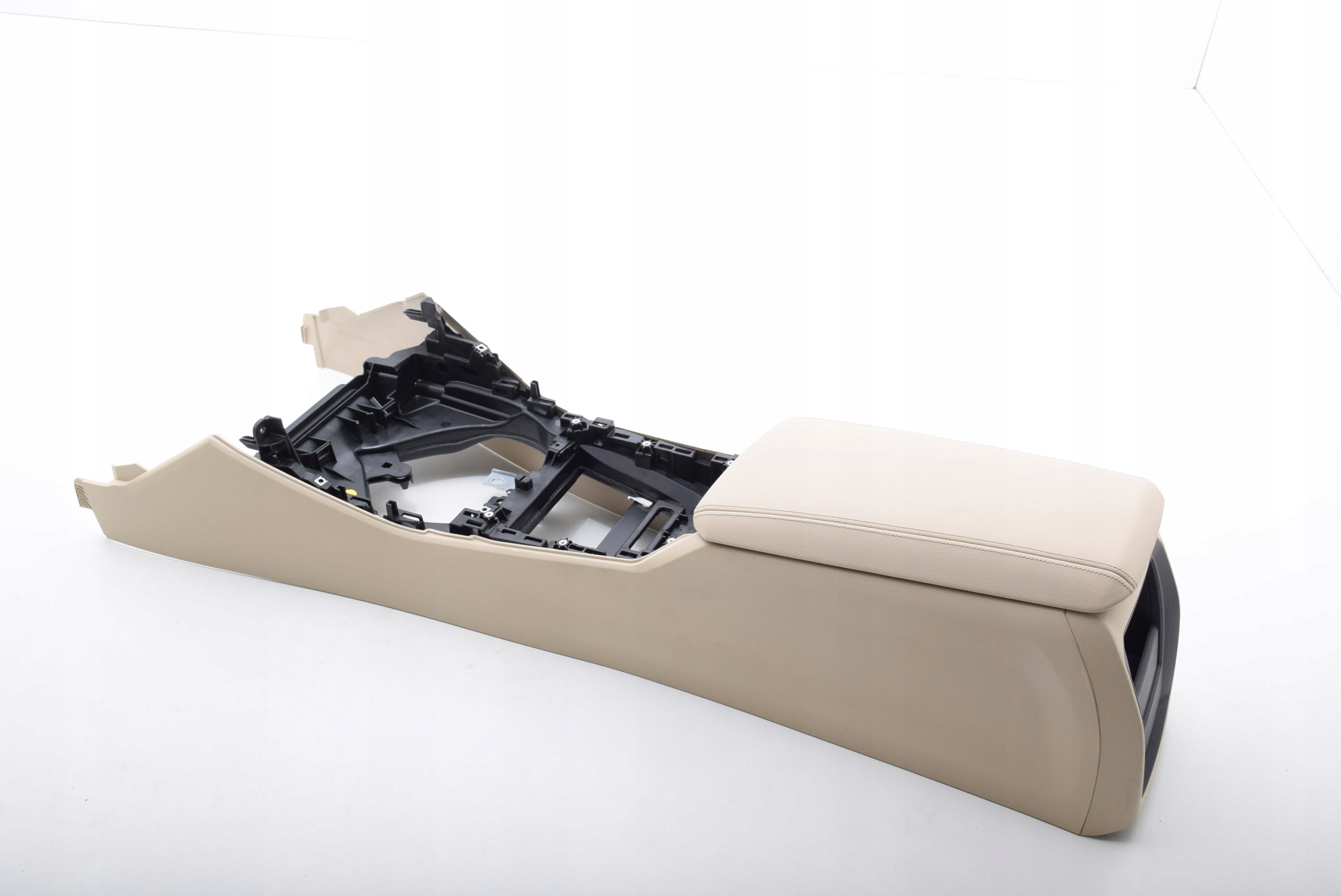 6806777 - BMW 3 G20 тоннель подлокотник кожа CANBERRA бежевый