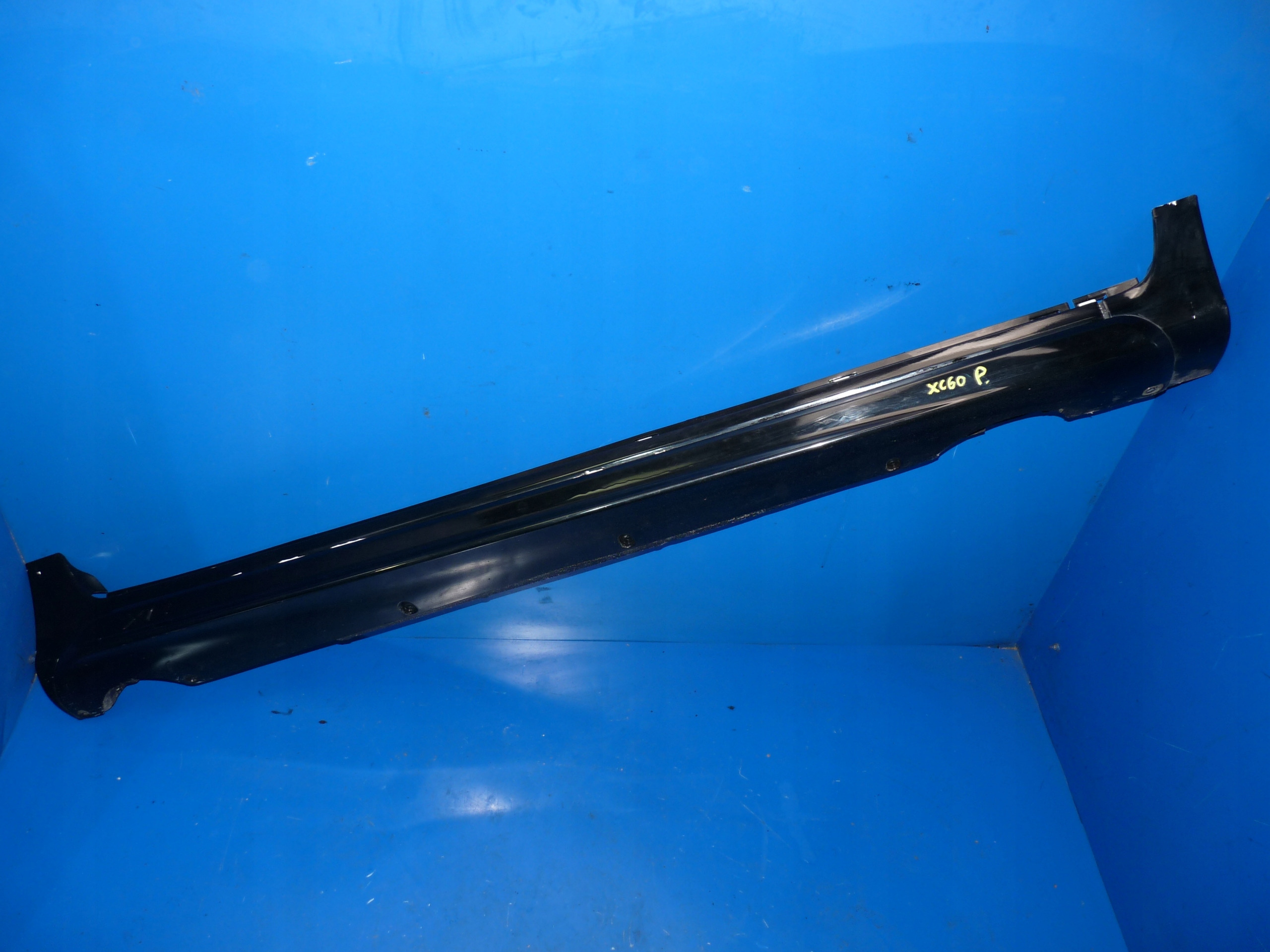 VOLVO XC60 and moulding threshold threshold right R-design