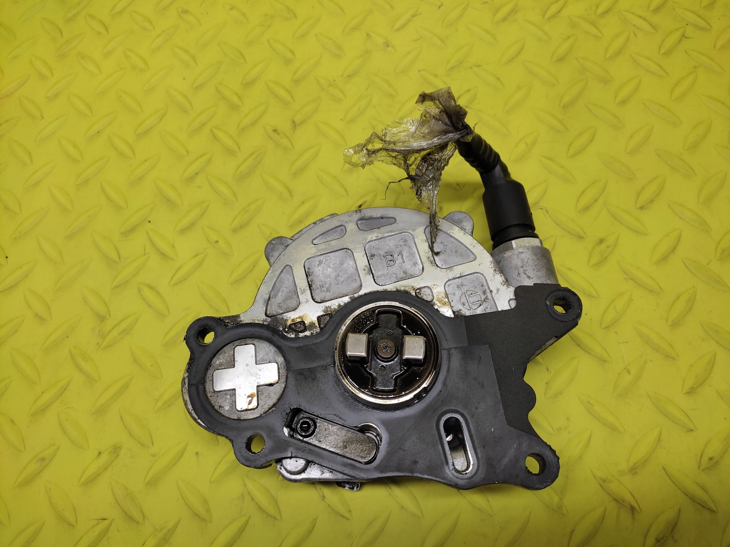 volvo V50 2.5 насос вакум