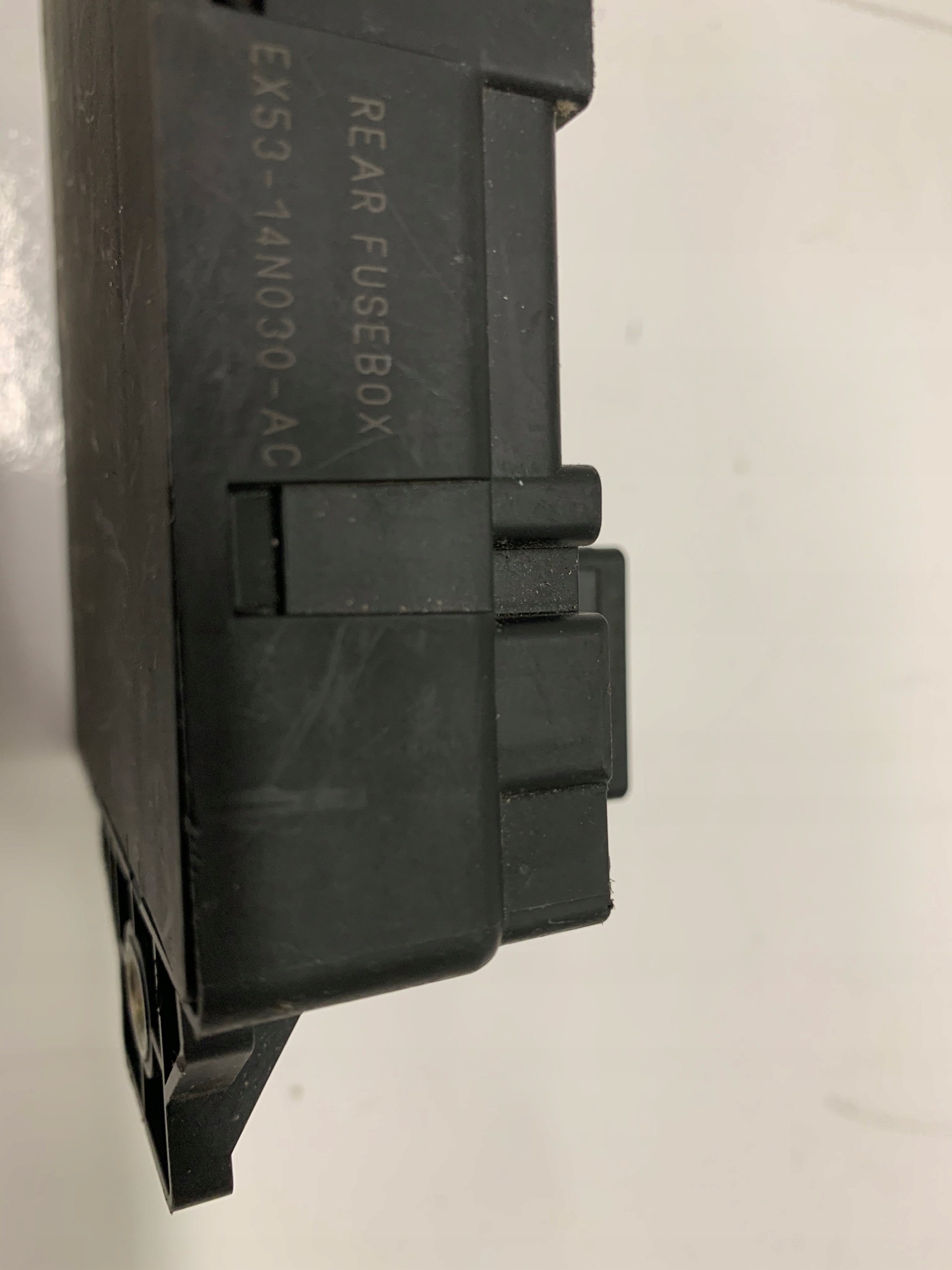 SKRZYNKA BEZPIECZNIKÓW DO JAGUAR F-TYPE Producent części Jaguar OE