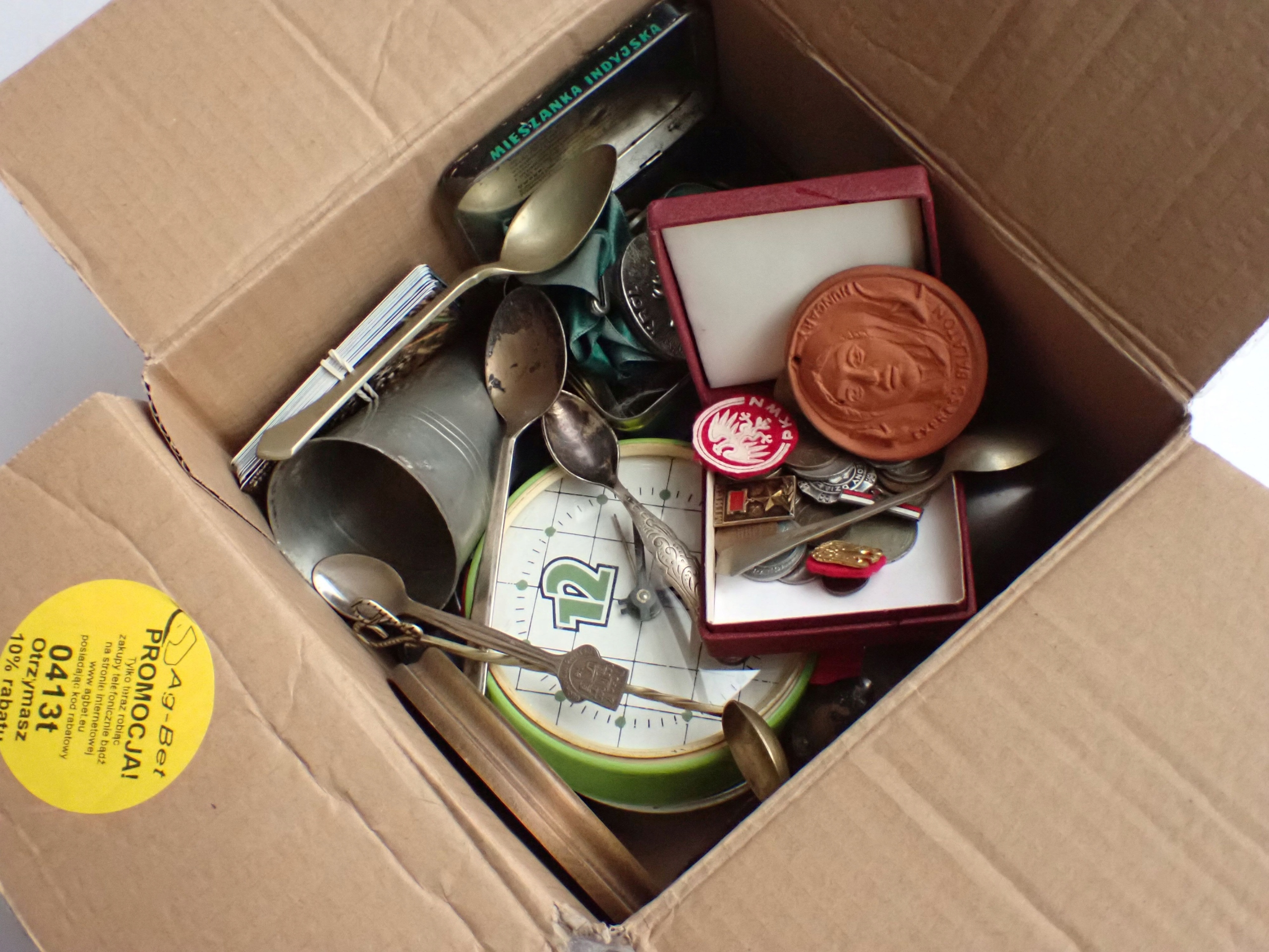 Набор старинных вещей, безделушек, безделушек и т. д.