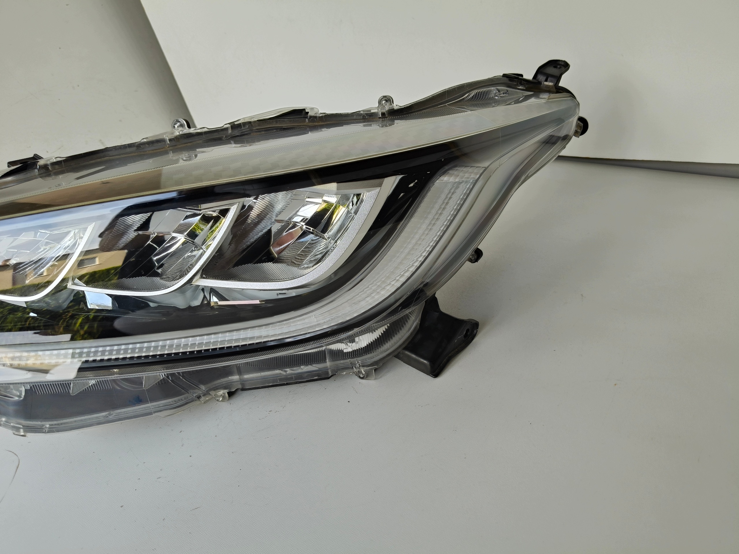 light left REFLEKTOR TOYOTA YARIS IV 20- FULL LED MAZDA 2 24