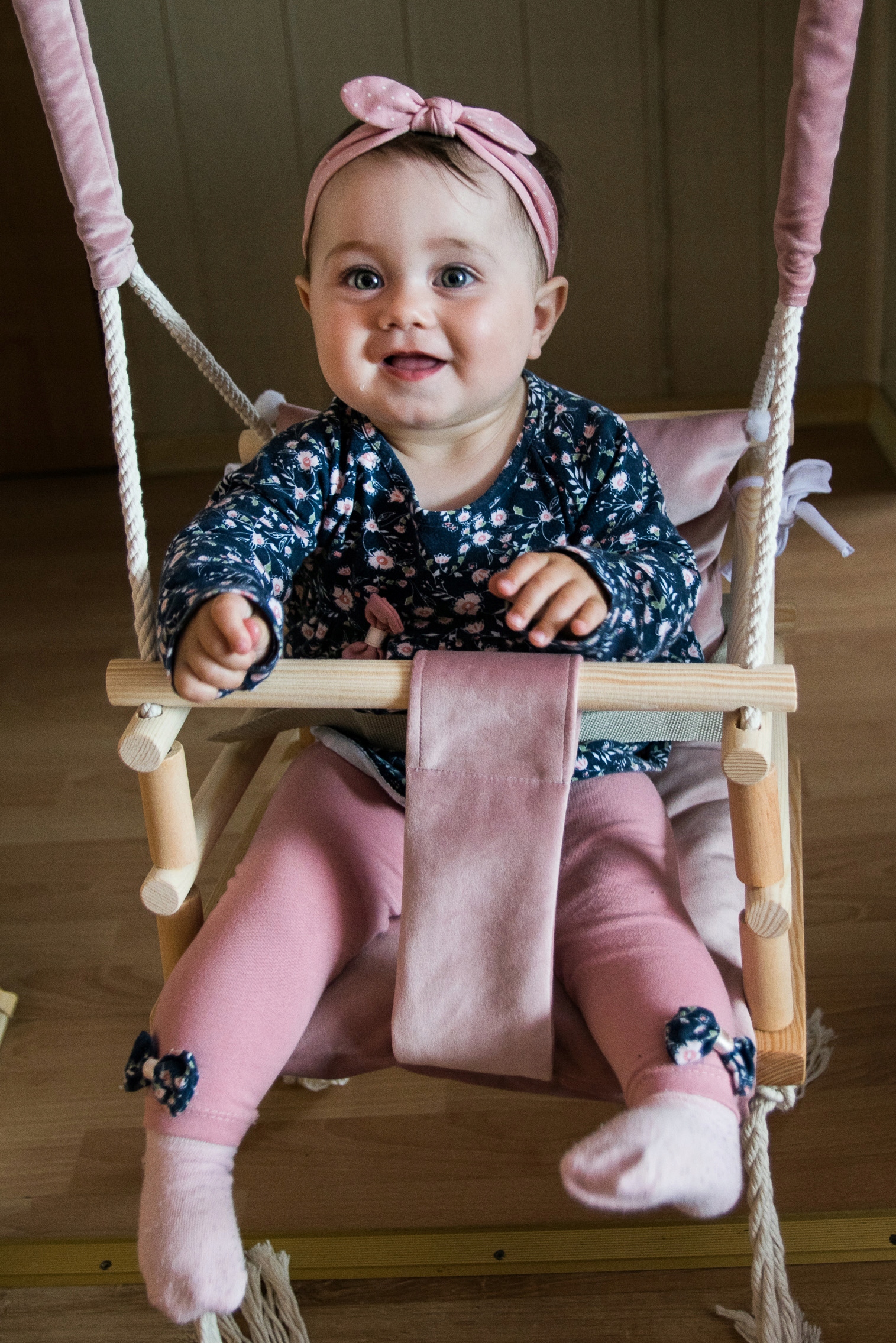 Huśtawka dla Dzieci do Domu Pokoju Dziecka Welurowa Pasy Bezpieczeństwa Róż Kod producenta 00018027