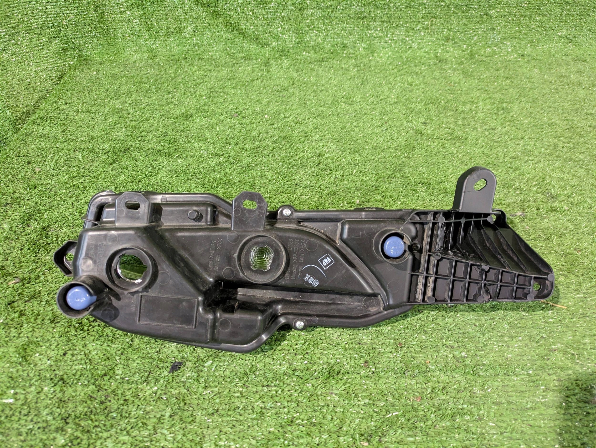 fog light left front TOYOTA YARIS CROSS 20- NR.1104
