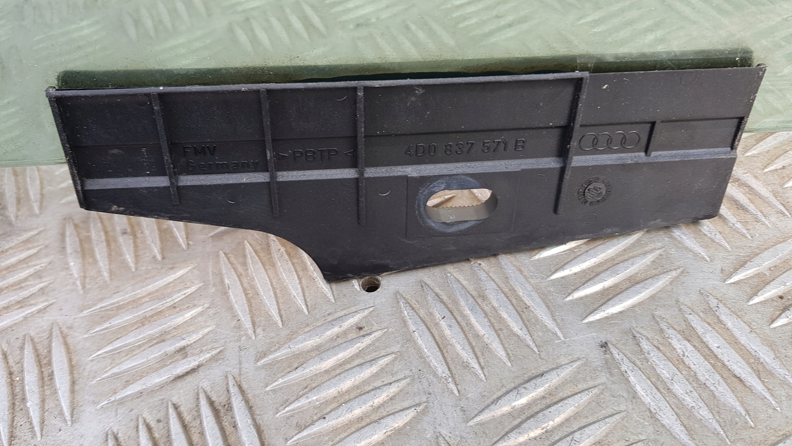 AUDI A8 D2 window left rear part door