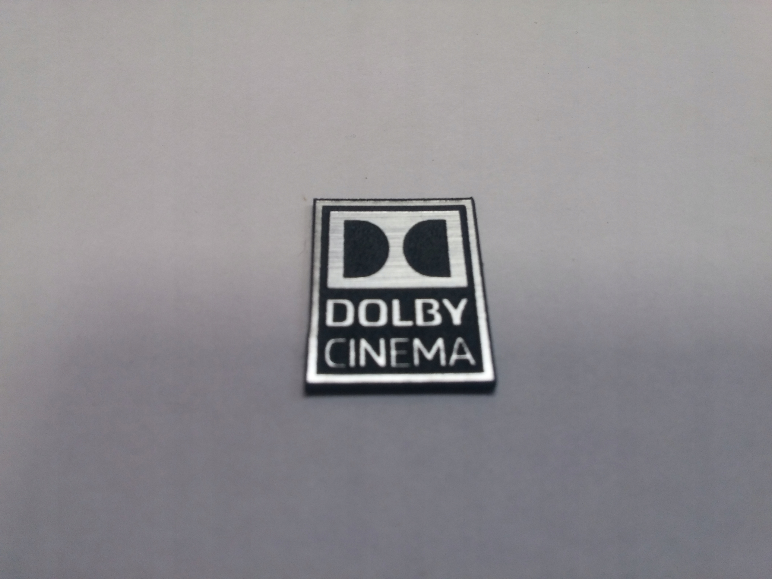 

Dolby Cinema naklejka emblemat 15 x 19 mm *srebrna