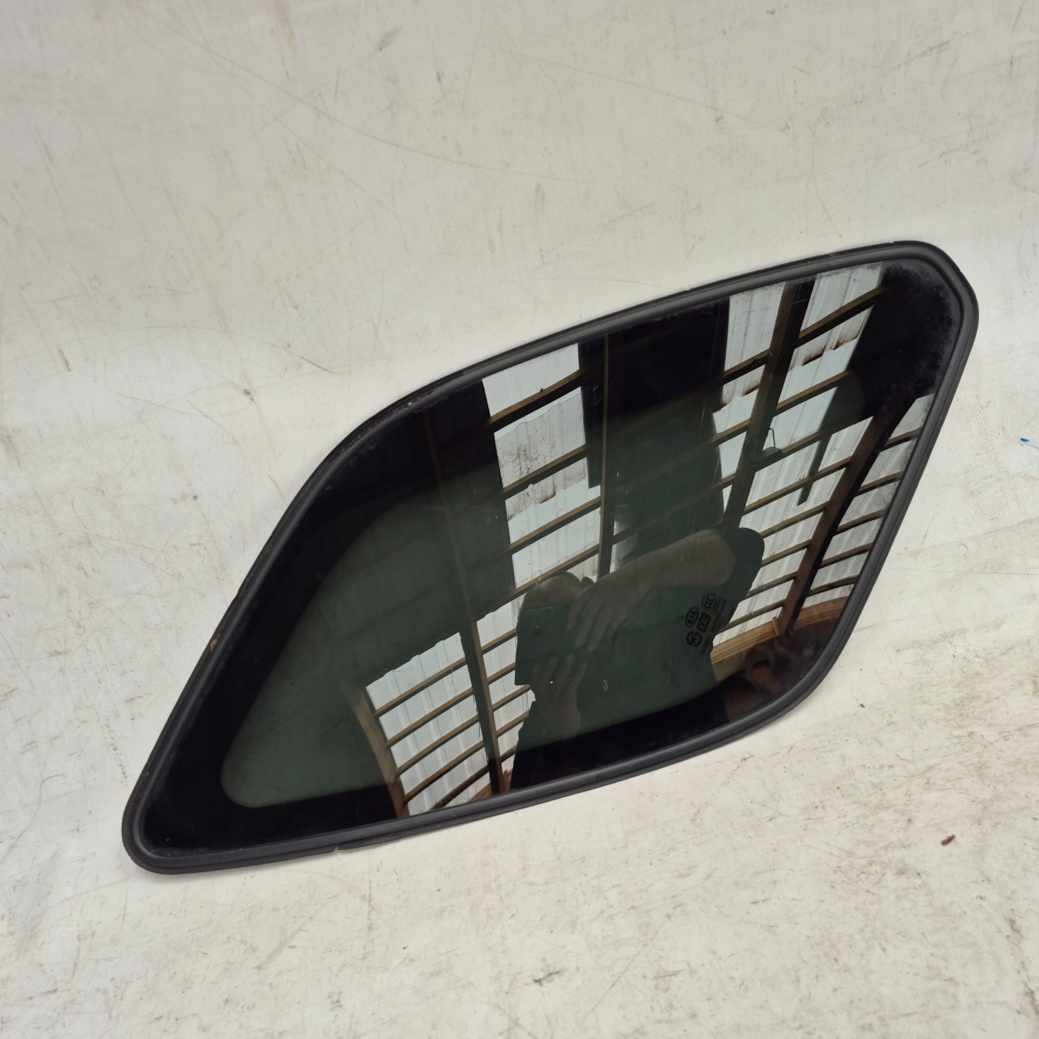 KIA SPORTAGE II window bodywork left rear part rear DOT-748 M3.55
