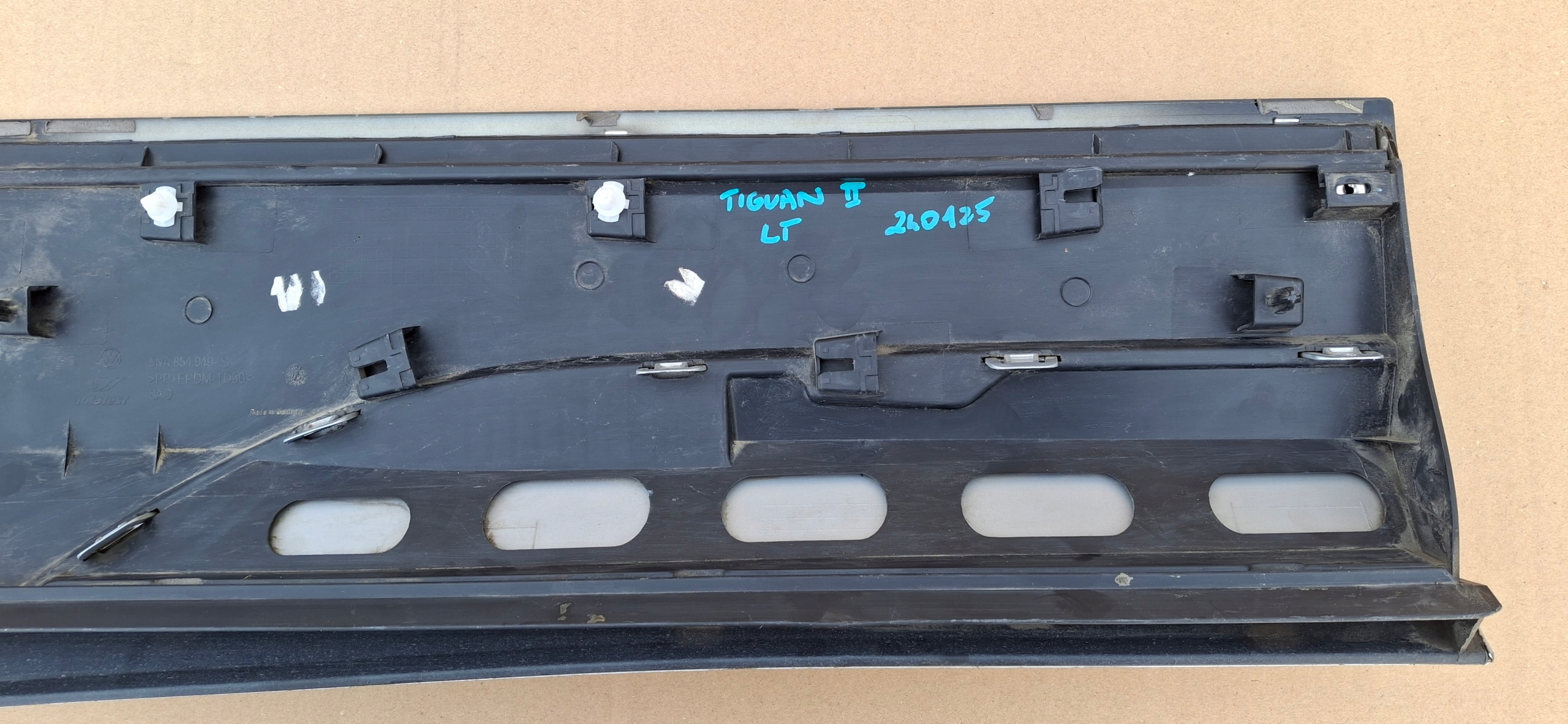 VW TIGUAN II 5NA LISTWA NAKŁADKA DRZWI LEWY TYŁ LEWA 5NA854949S Wersja Europejska