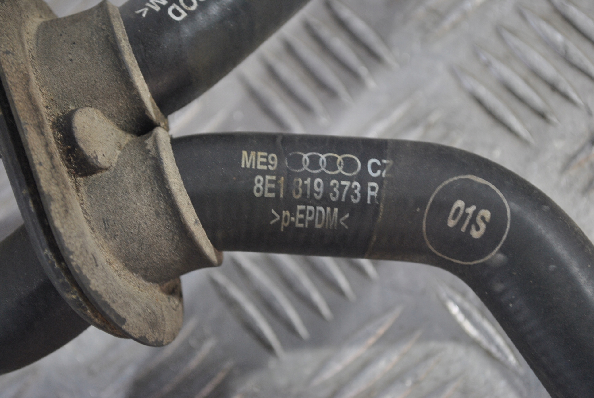 WĘŻE PRZEWODY WODY NAGRZEWNICY AUDI A4 B6 1.8T BFB Producent części Audi OE