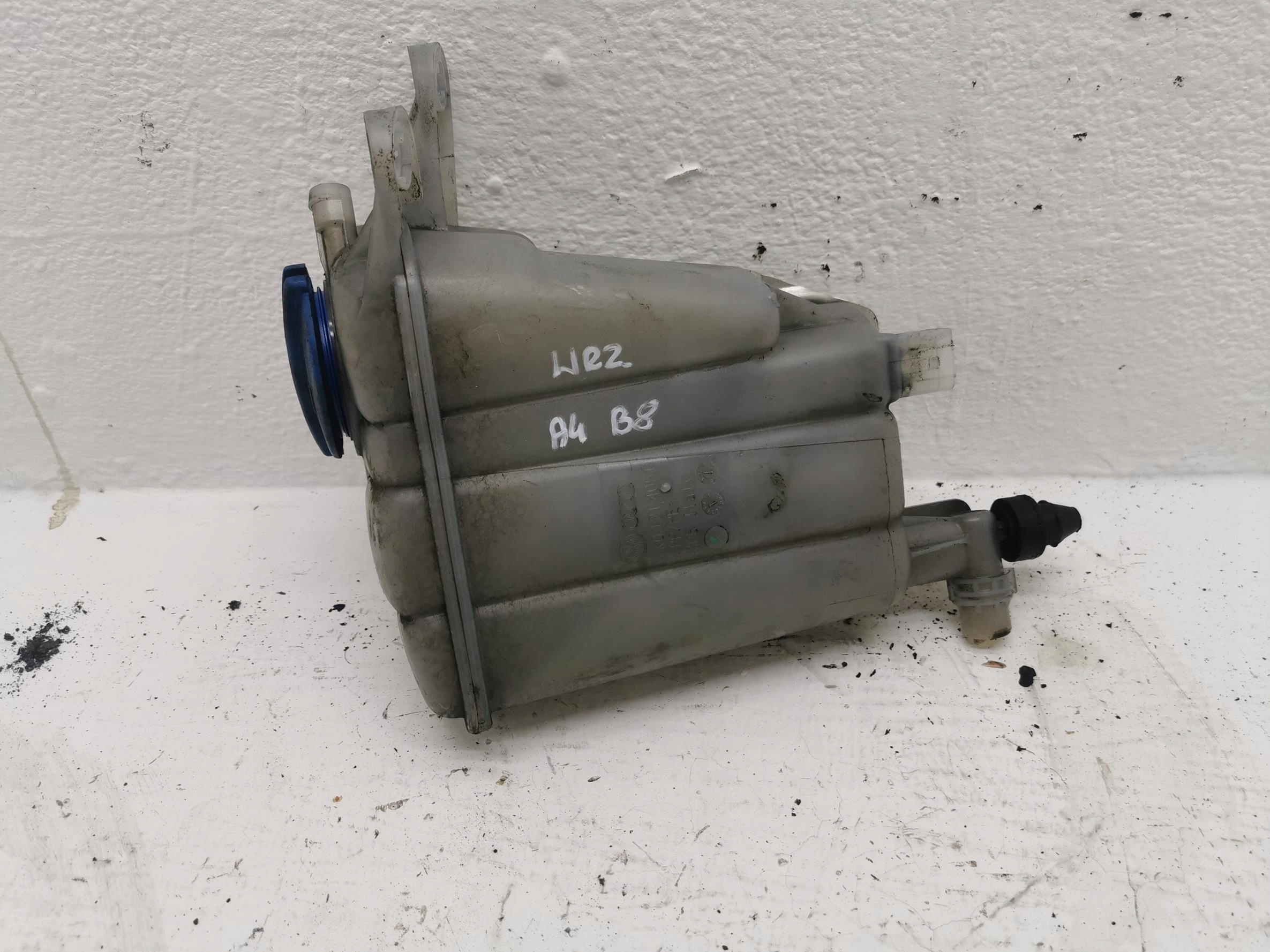 Scheibenwaschbehälter AUDI A4 B8 2.7 V6 8K0121405C