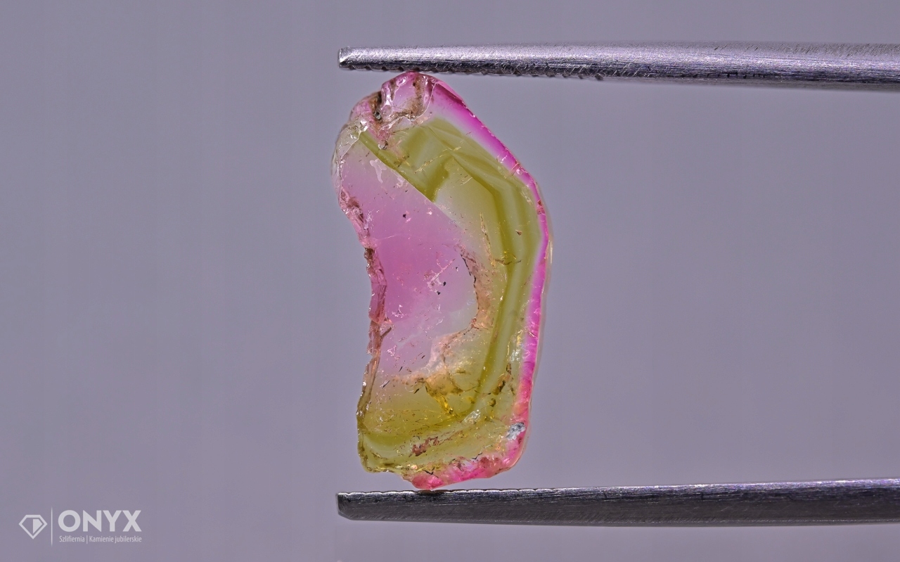 Turmalín nepravidelná deska 15x7,5 mm