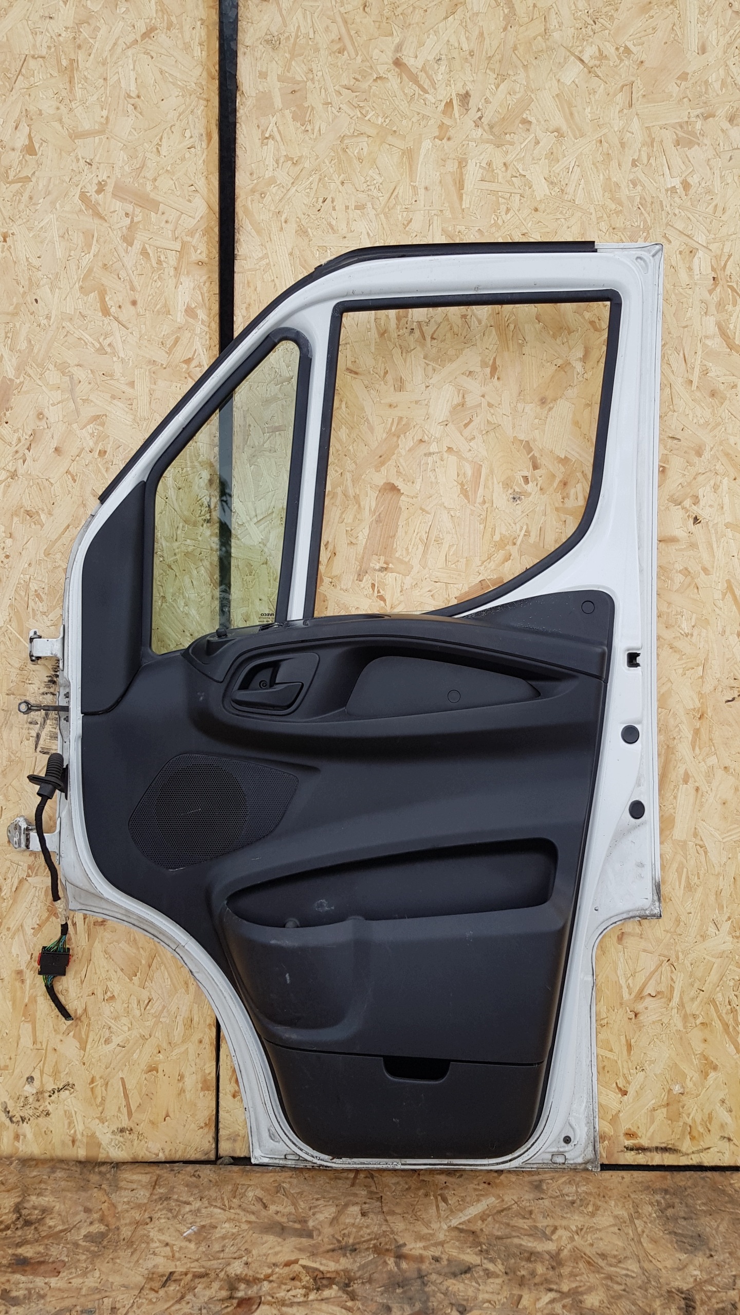 IVECO DAILY 2015 dvere predok predné pravé BIALE
