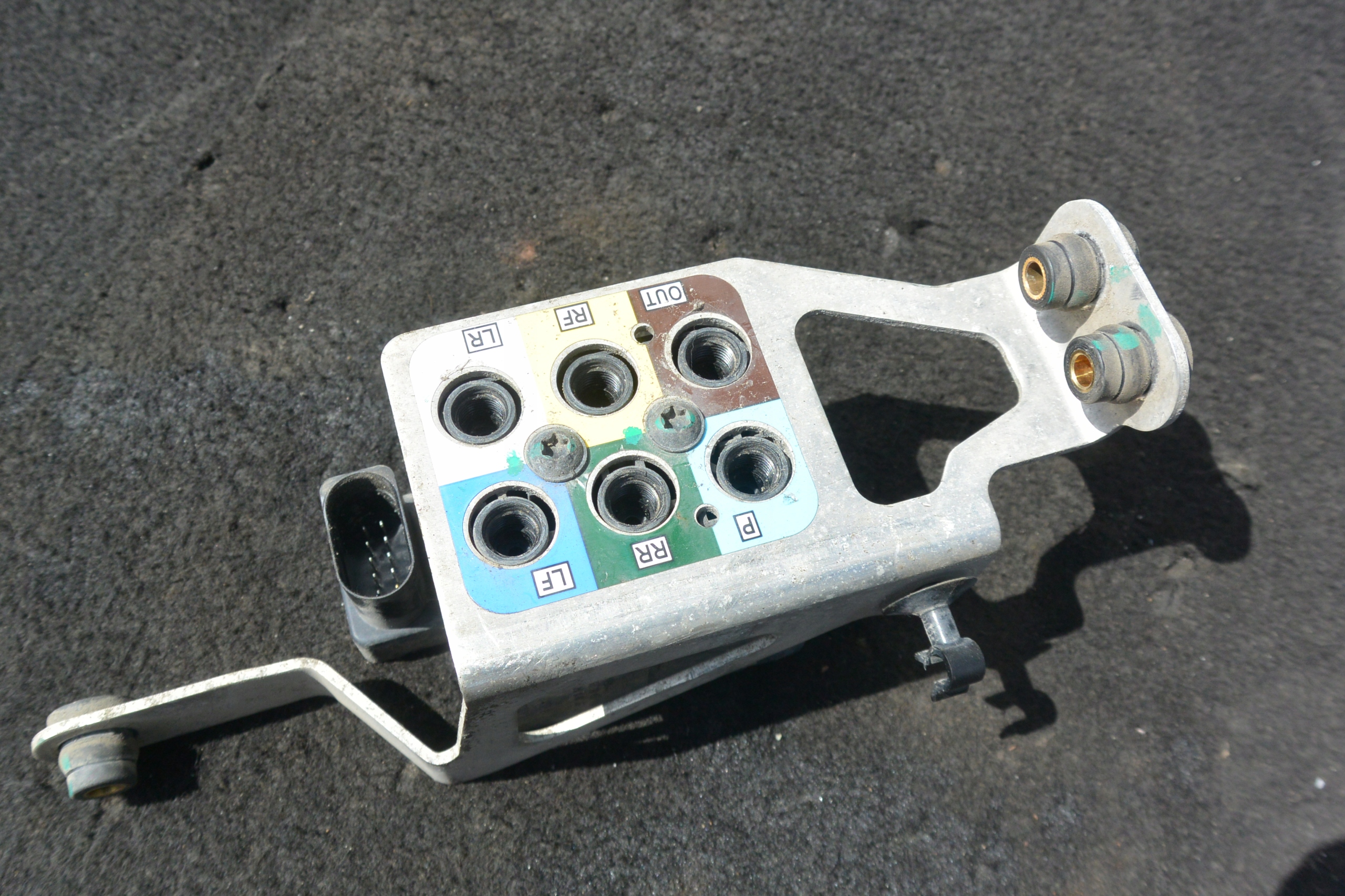 ROZDZIELACZ PNEUMATYKI springing TESLA MODEL S
