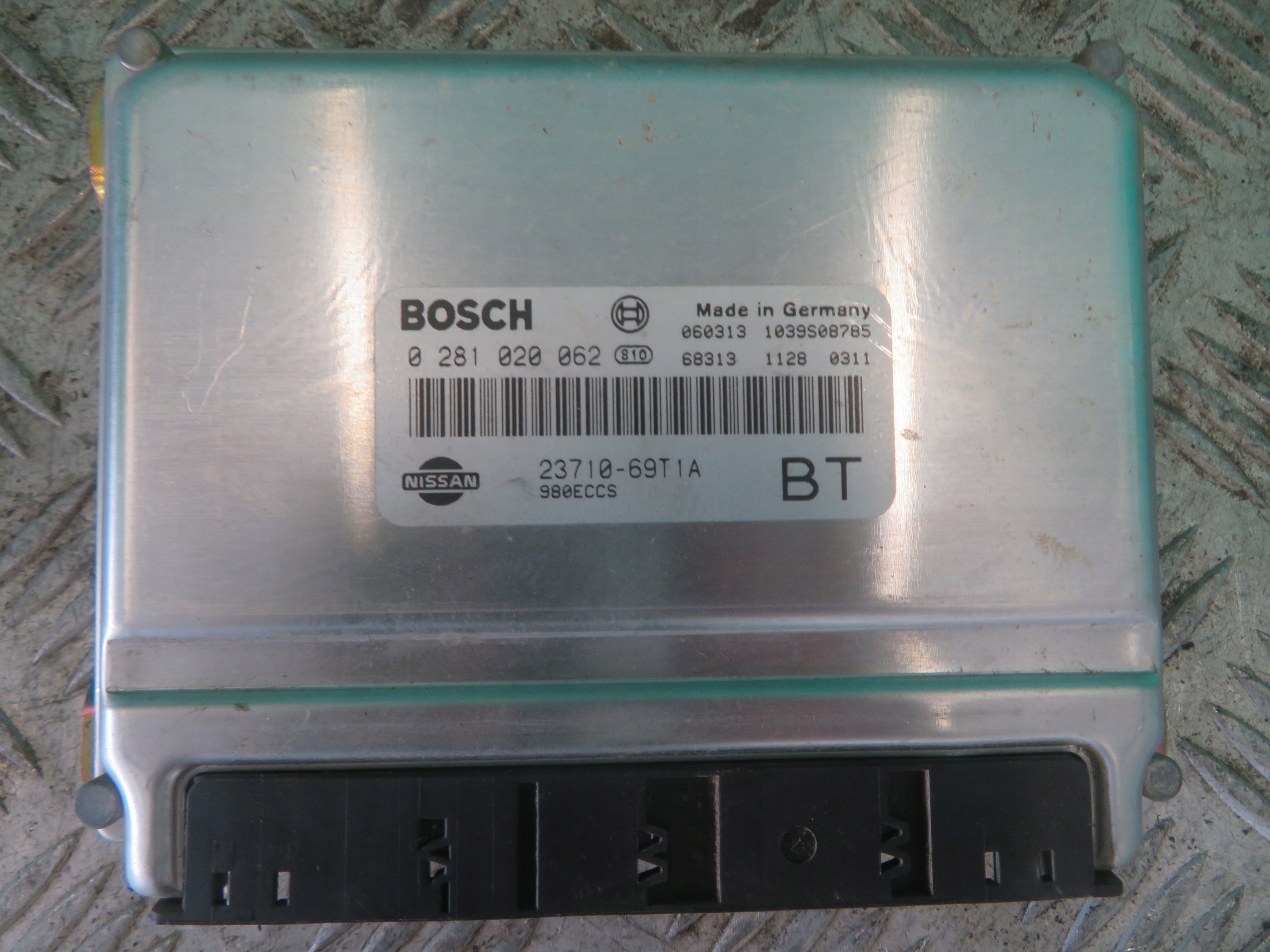 computer control unit of the engine NISSAN CABSTAR 3.0 07R 0281020062