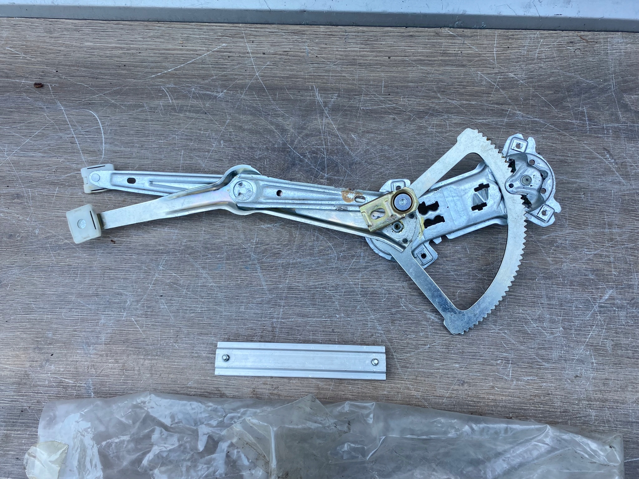 MERCEDES W124 PODNOŚNIK SZYBY PRZEDNI LEWY 1247201746 NOWY Producent części Mercedes-Benz OE