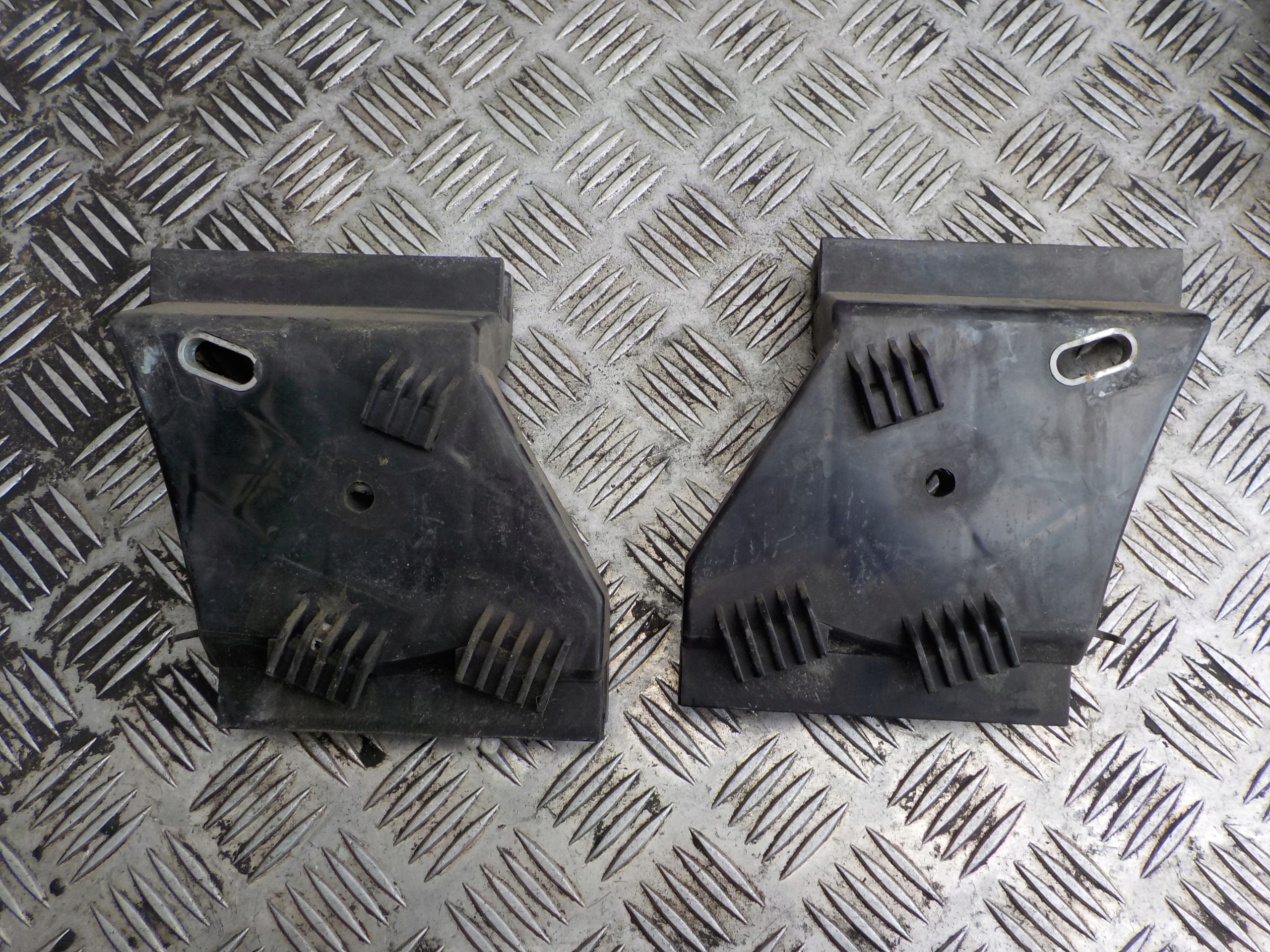 AUDI A8 D2 4D0 stoßstangenführung links oder rechts heck