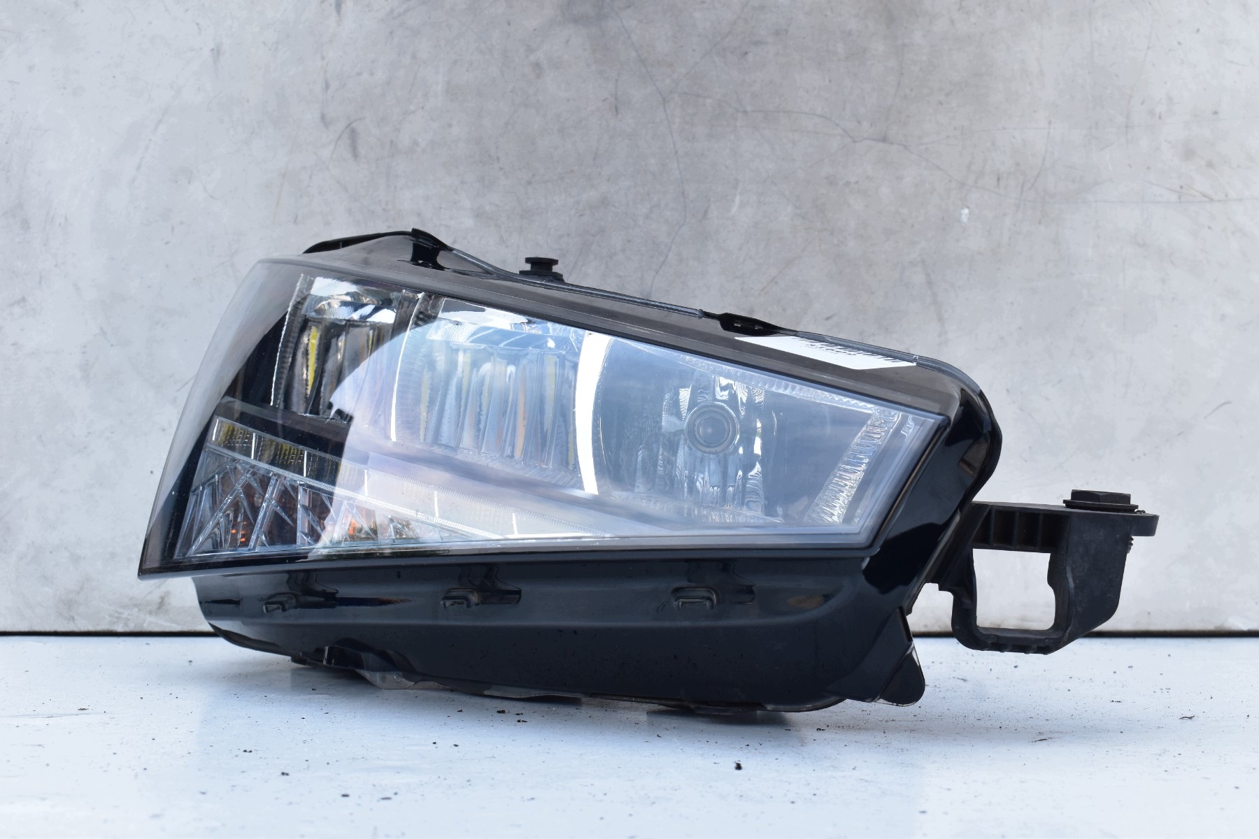 light right front LED SKODA SCALA 2019-2024R 657941020 UK