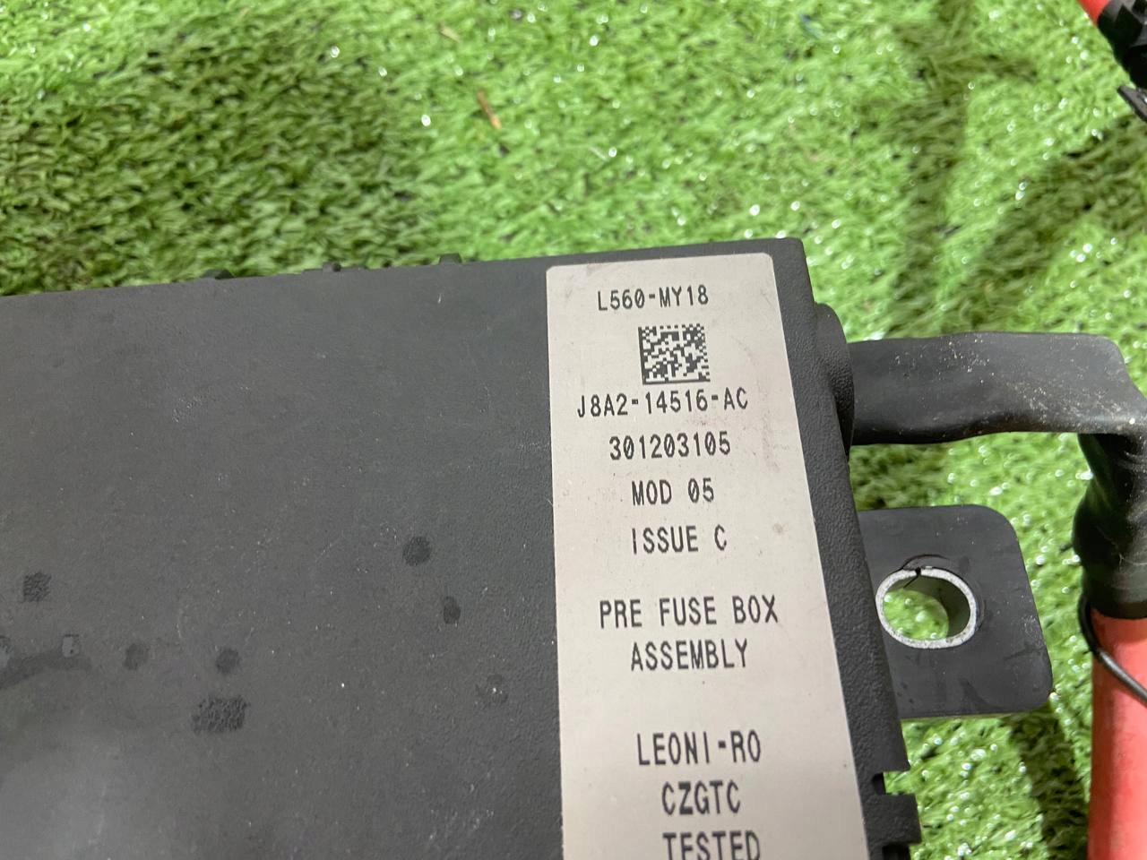SKRZYNKA BEZPIECZNIKÓW RANGE ROVER VELAR L560 J8A2-14516-AC Producent części Land Rover OE