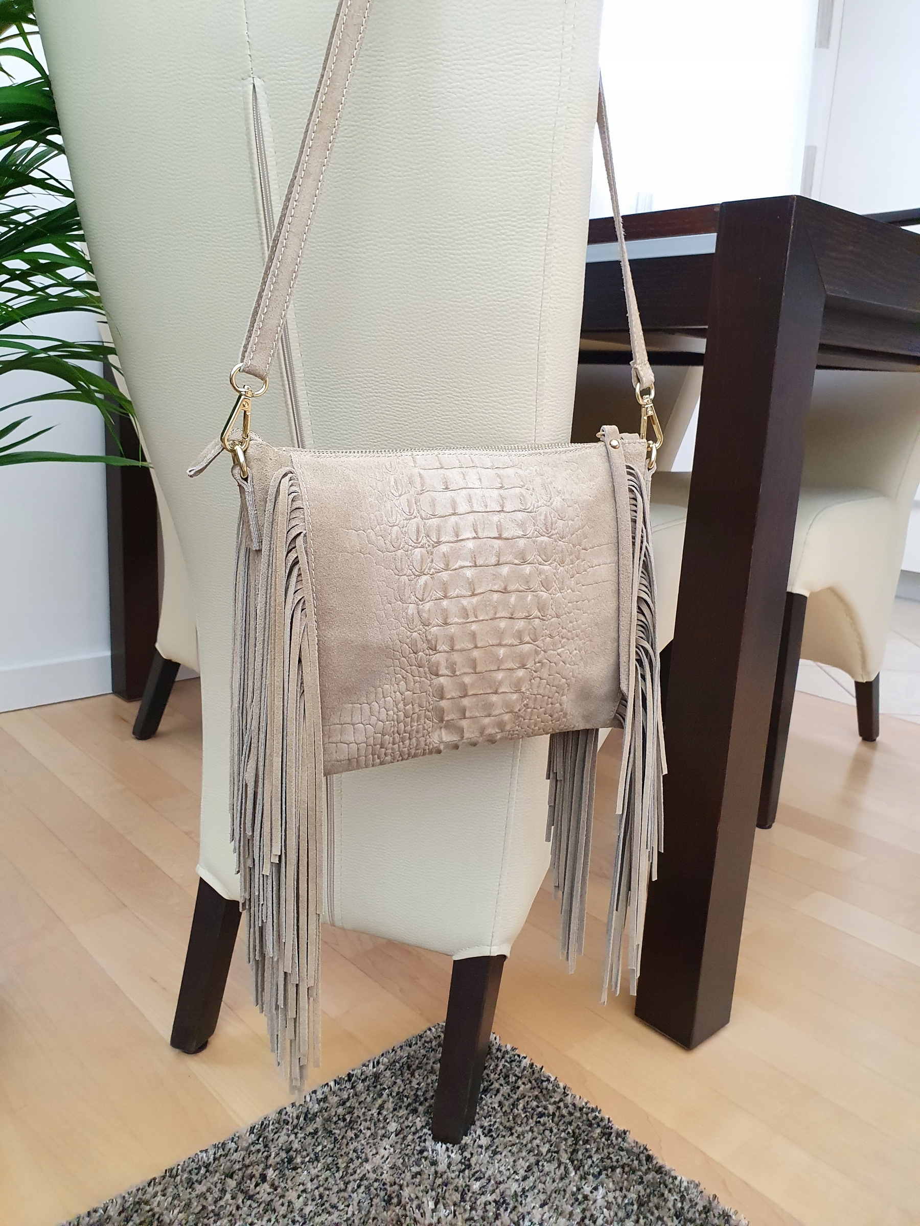 VERA PELLE torebka zamszowa listonoszka boho z frędzlami i paskiem BEŻOWA Model V001