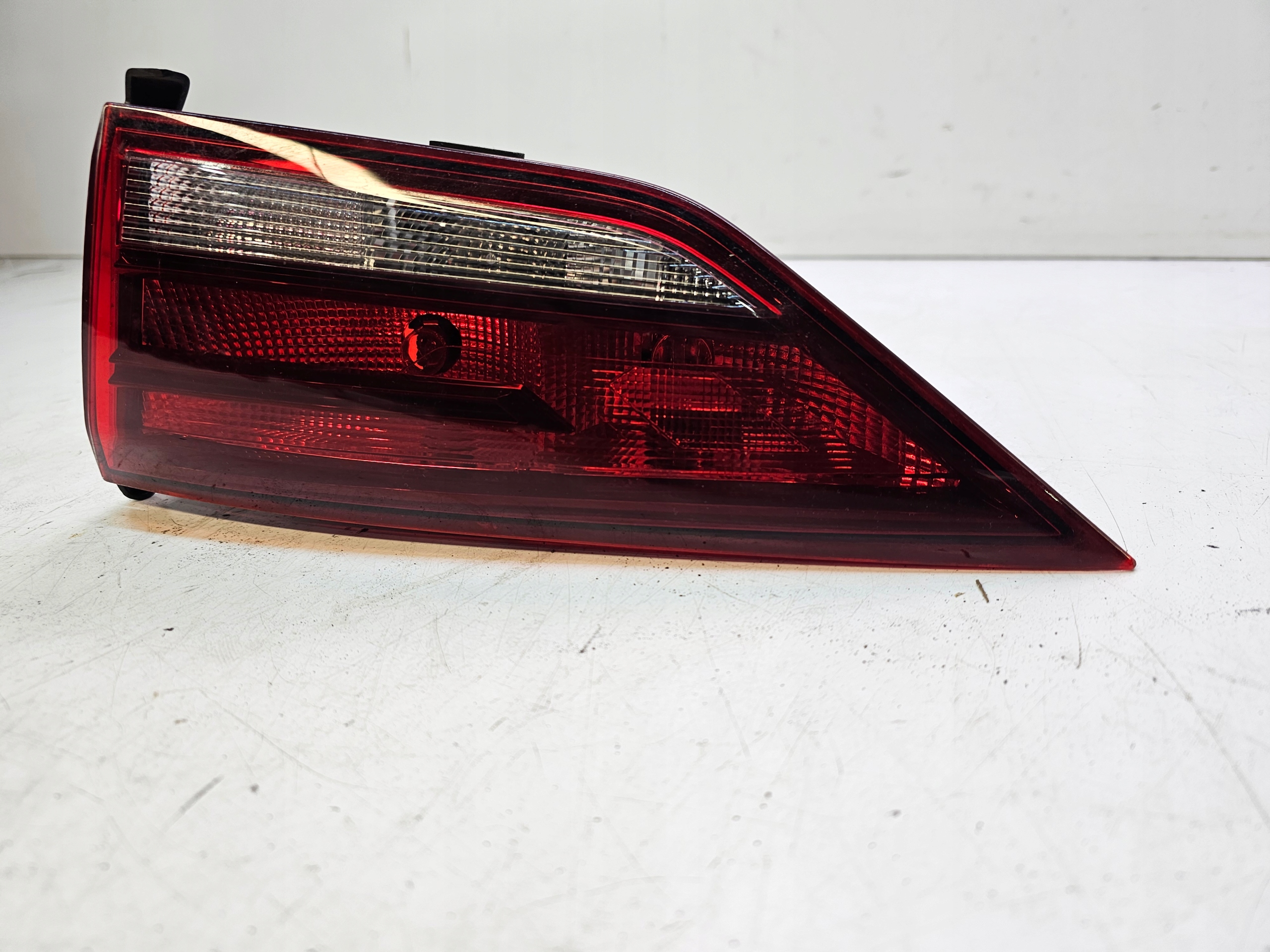 feu droite arrière du capot AUDI A3 8V berline 8V5945094G