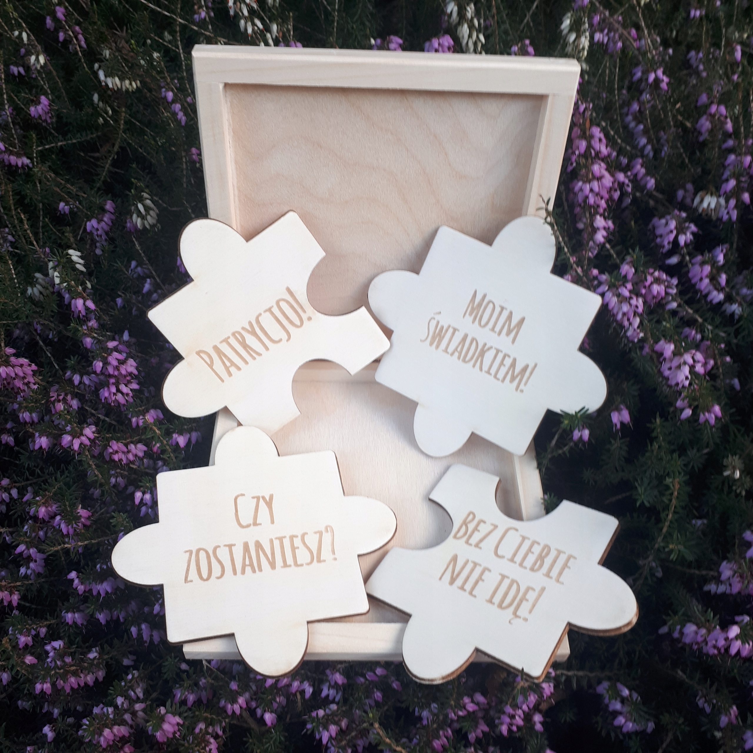 ZAPROSZENIE ŚWIADKÓW - 4 PUZZLE PROŚBA O ŚWIADKOWANIE PUDEŁKO GRAWER NADRUK Szerokość produktu 14.5 cm