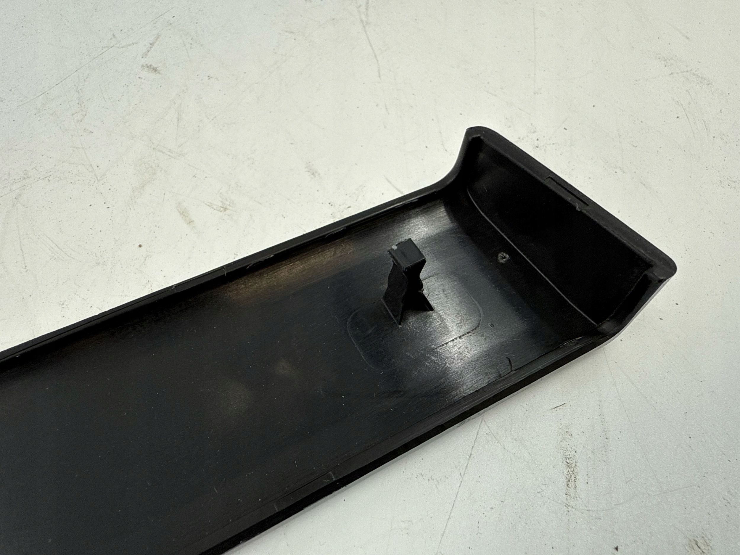 Audi A4 S4 B7 8E 8H 2007 - передняя правая - обшивка Двери