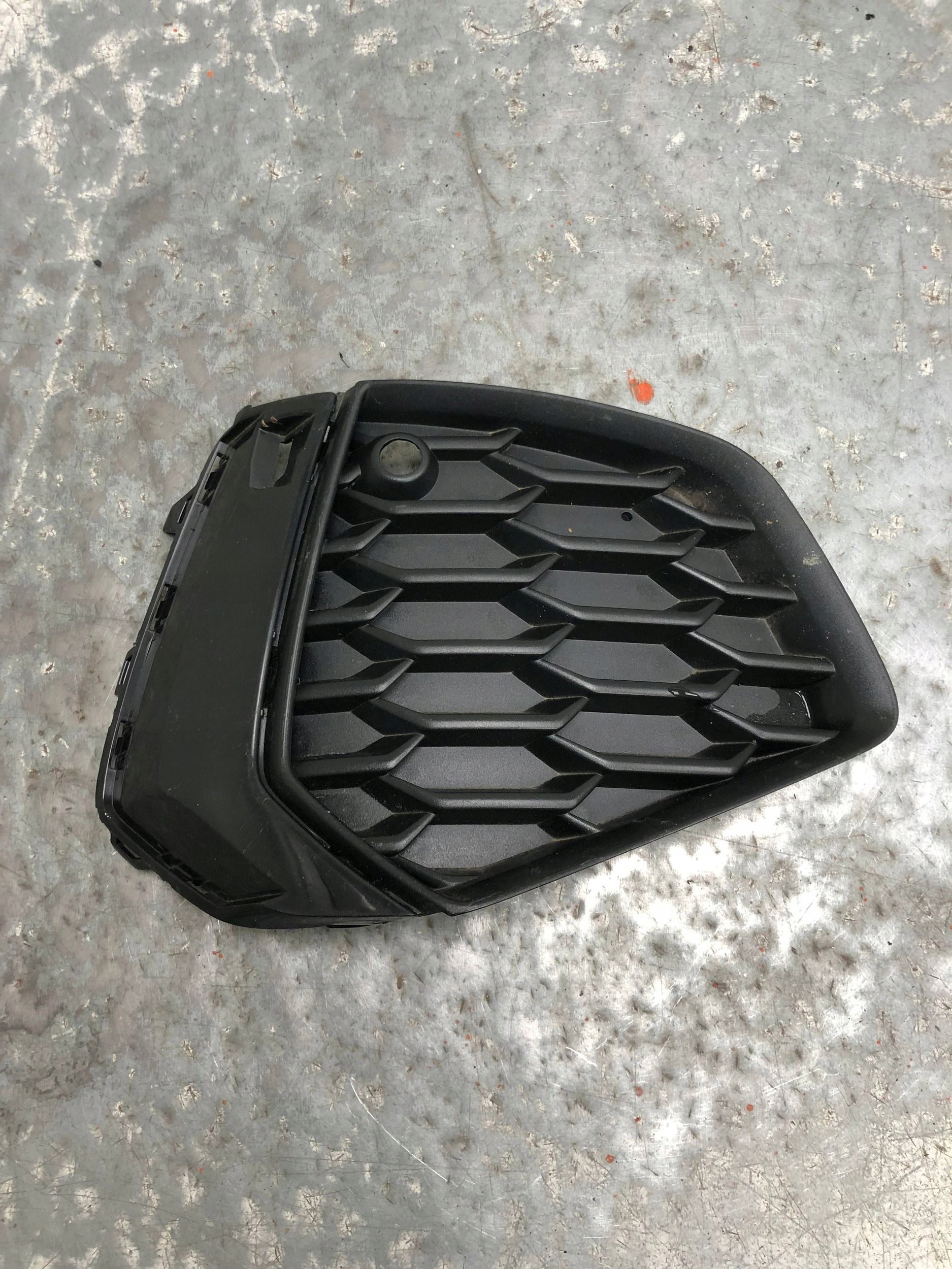 grid of a bumper right front AUDI A3 8Y S-LINE 8Y0807682B