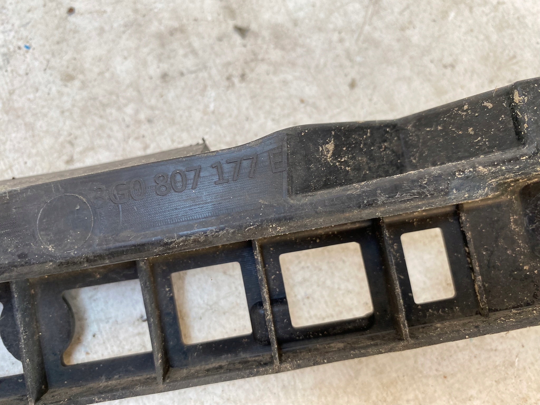 VW PASSAT B8 R-LINE 14- bumper bracket left front holder 3G0807177E