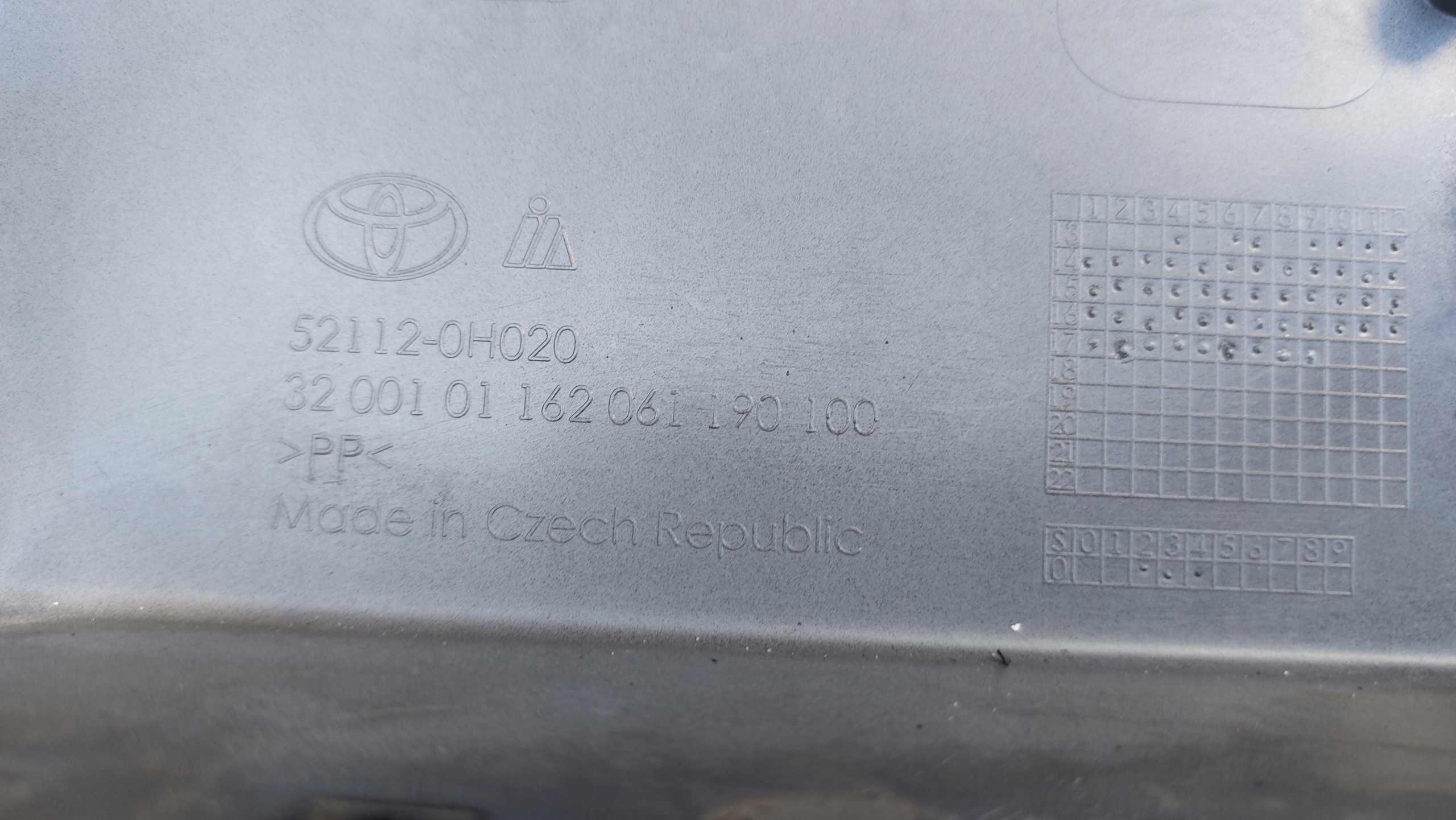 grid of a bumper central lower front front TOYOTA AYGO II 14