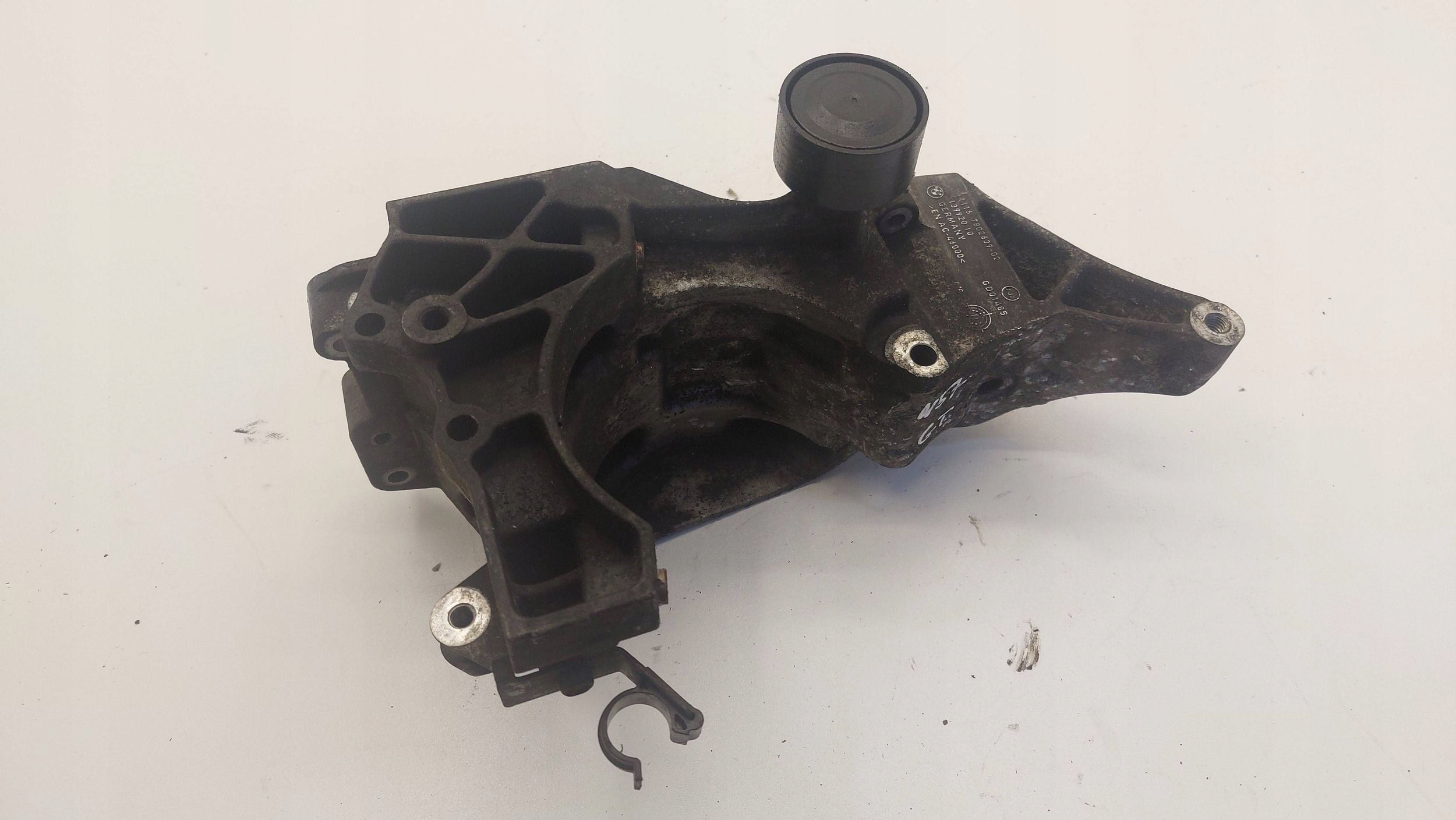 BMW E84 X1 E81 E82 E87 E90 E60 N47 2.0 D supporto Porta alternatore 7802639