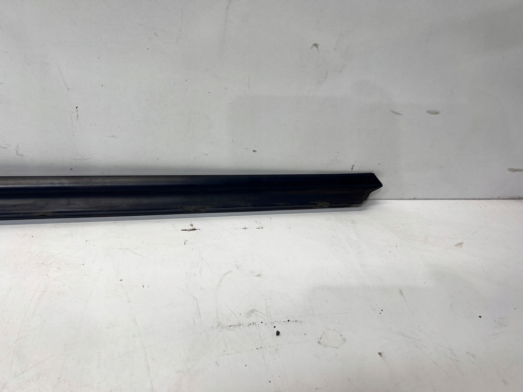 těsnění dveře levý předek AUDI TT 8J0837477C