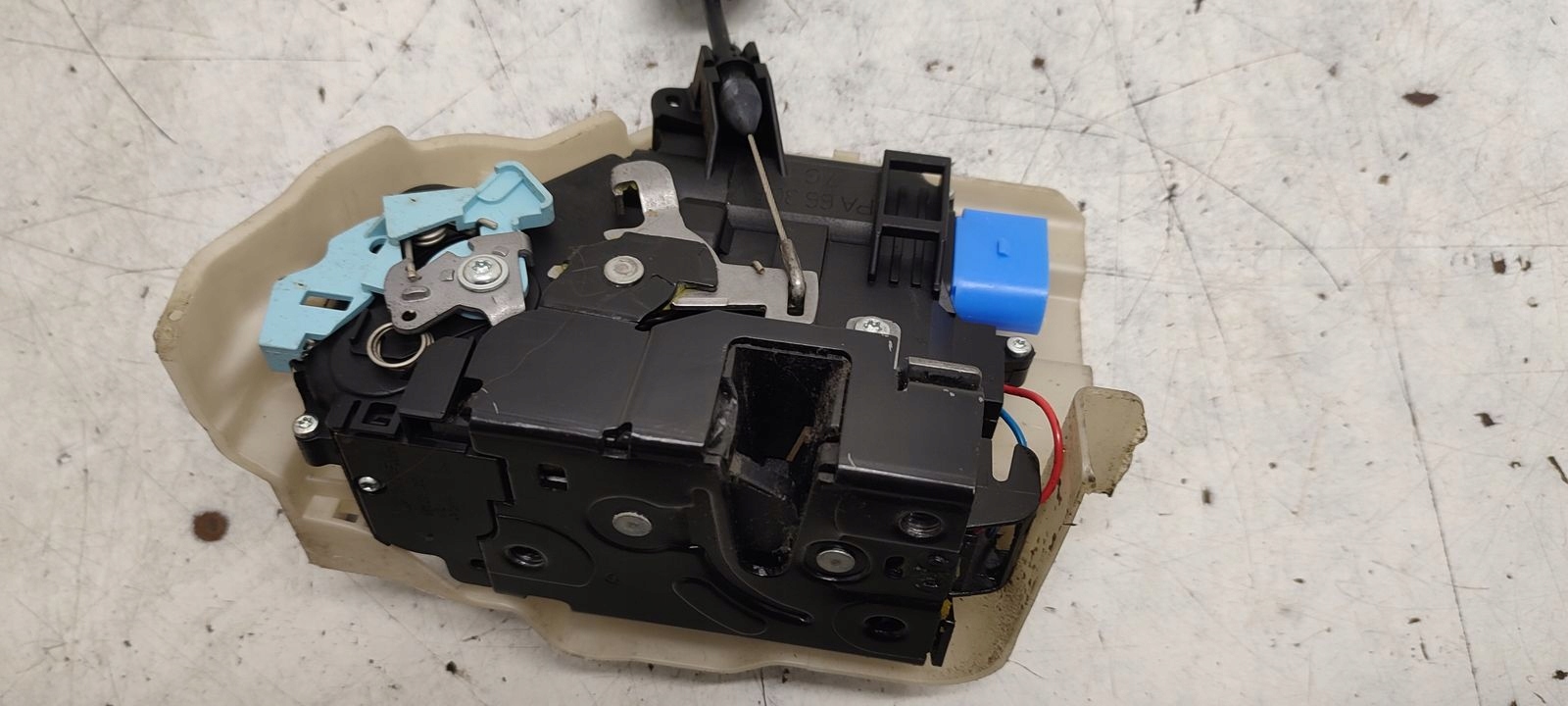 lock door front front left VW Touran and LIFT 1,4 TSI