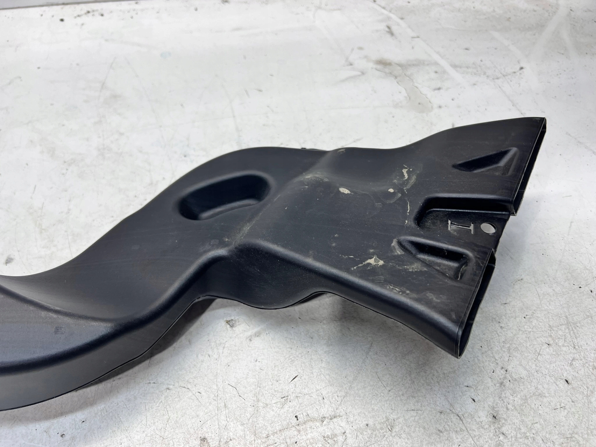 drain POWIETRZNY right AUDI Q4 E-TRON 1EA819802