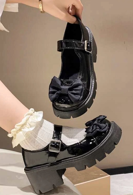 PÓŁBUTY DAMSKIE Z KOKARDKĄ LAKIEROWANE 37,5 1V5C